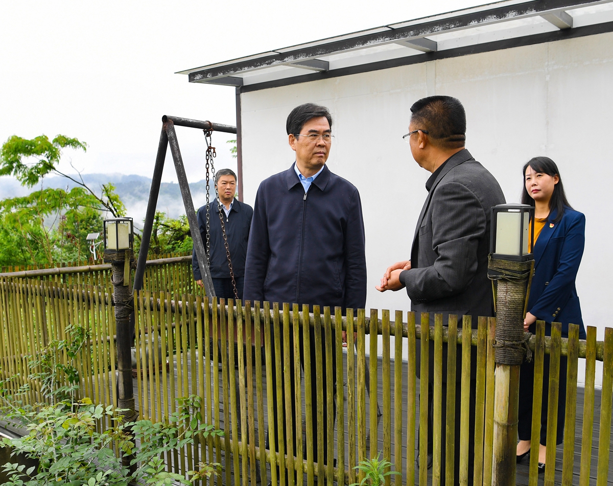 (2)李炳军在开阳县禾丰乡云山茶海考察.jpg
