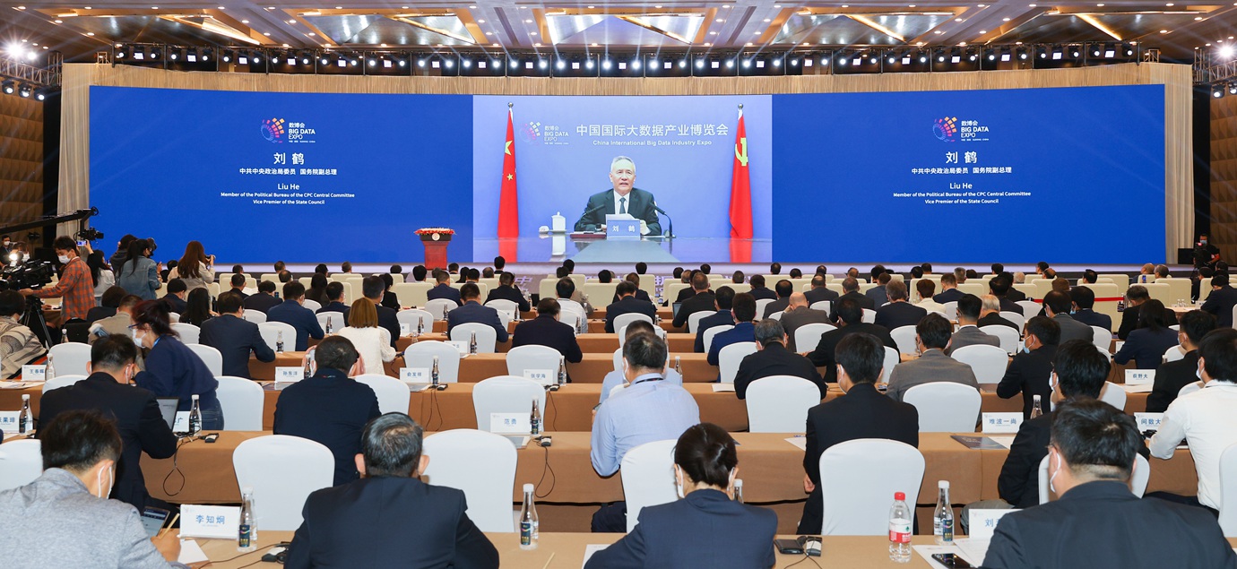 1.DPC_9340-1---2021年5月26日,2021中国国际大数据产业博览会在贵州省贵阳市开幕。图为中共中央政治局委员、国务院副总理刘鹤以视频方式出席开幕式并讲话。 杜朋城 摄影.jpg