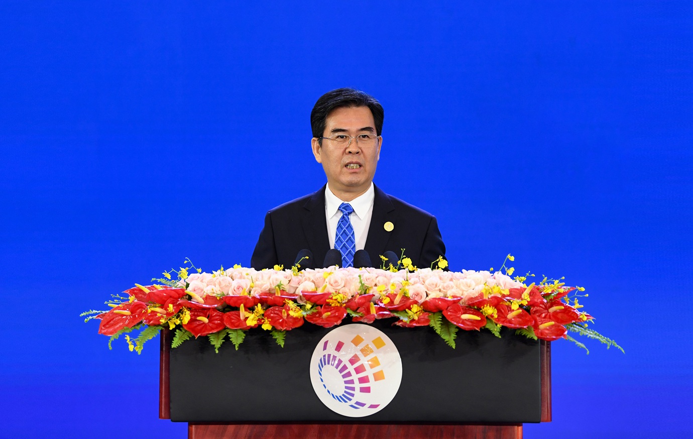 3.(审定)bc335-----2021年5月26日,2021中国国际大数据产业博览会在贵州省贵阳市开幕。图为省委副书记、省长李炳军主持开幕式。 贾智 摄影.jpg