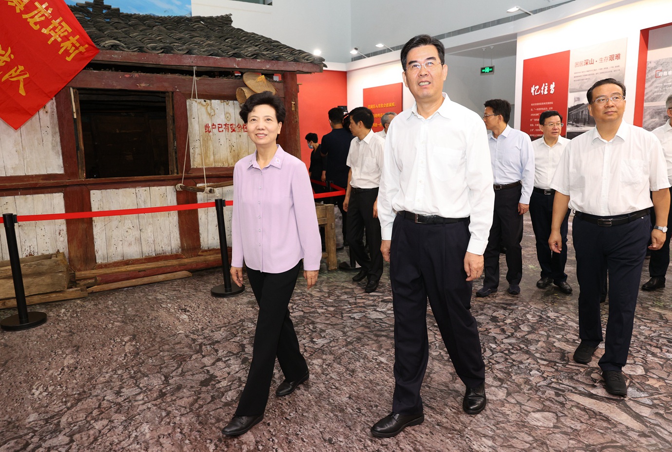 1.(审定)DPC_0922-1----省级在职领导同志参观贵州省脱贫攻坚成就展。杜朋城  摄影.jpg