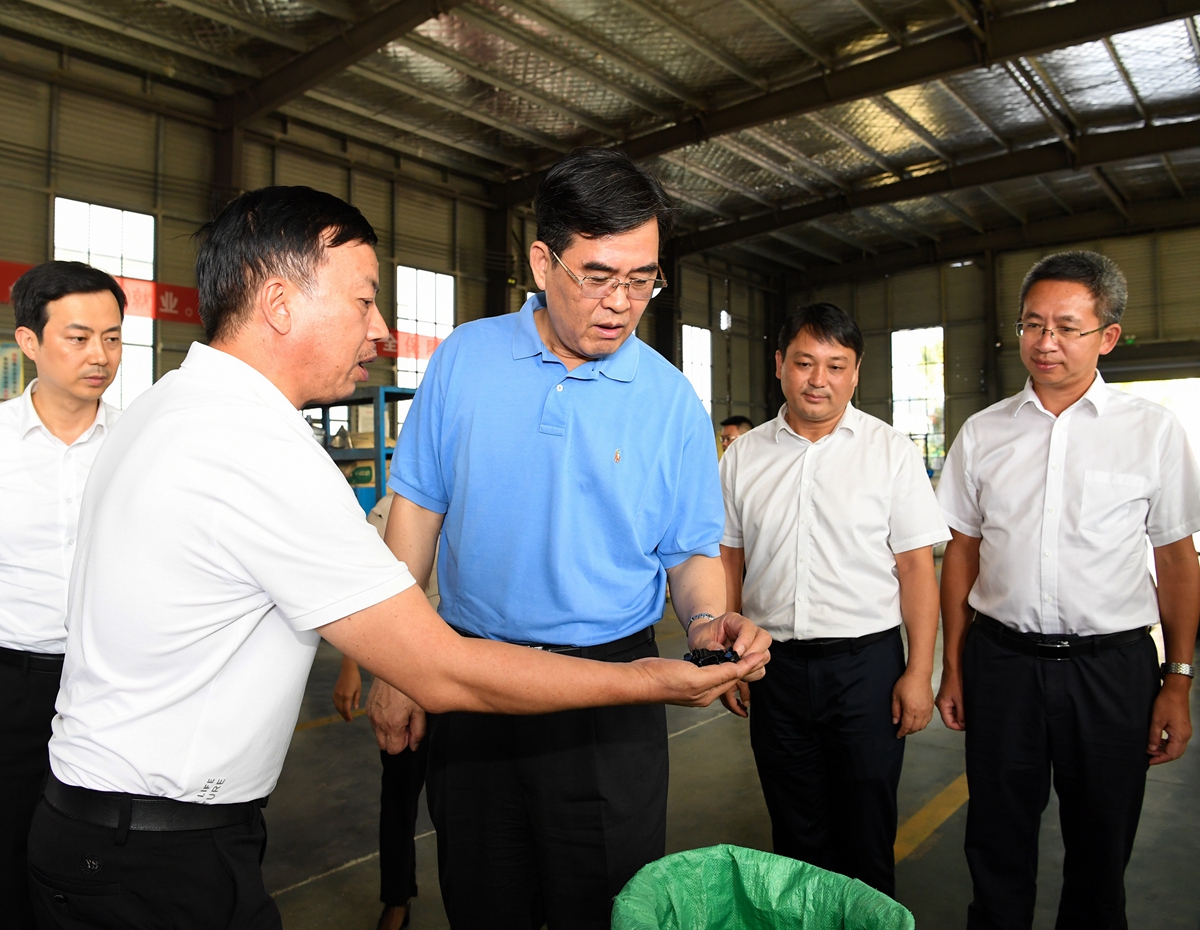 (1)李炳军在罗甸县贵州中焰环兴实业有限公司考察.jpg