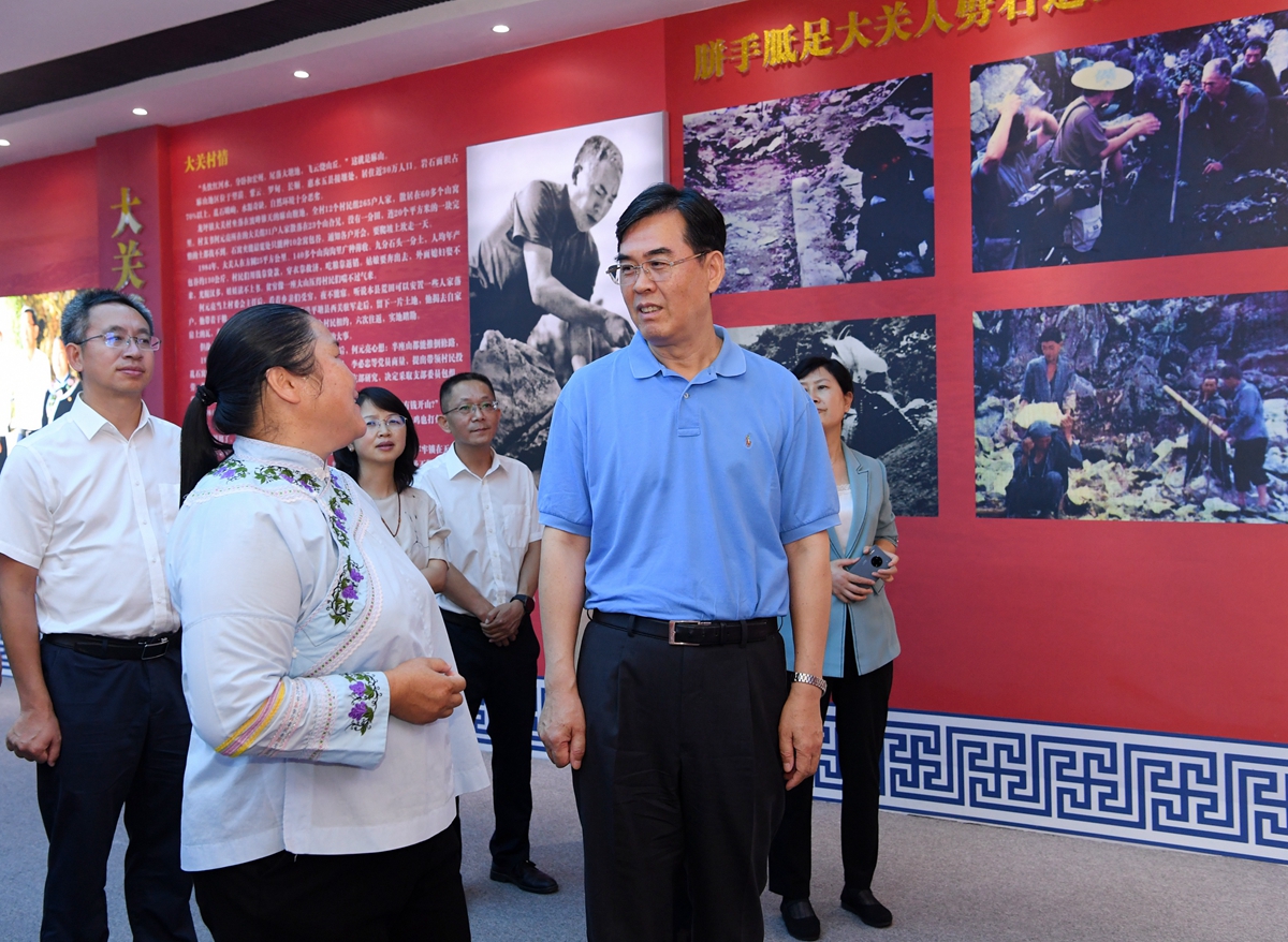 (2)李炳军在罗甸县沫阳镇麻怀村,参观大关精神麻怀干劲陈列馆.jpg