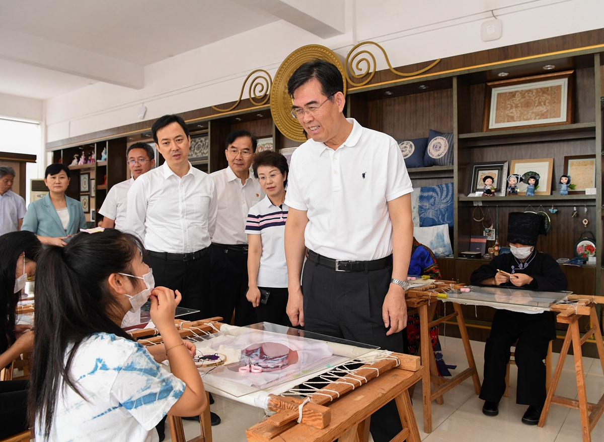 (3)李炳军在惠水县贵州盛华职业学院考察.jpg