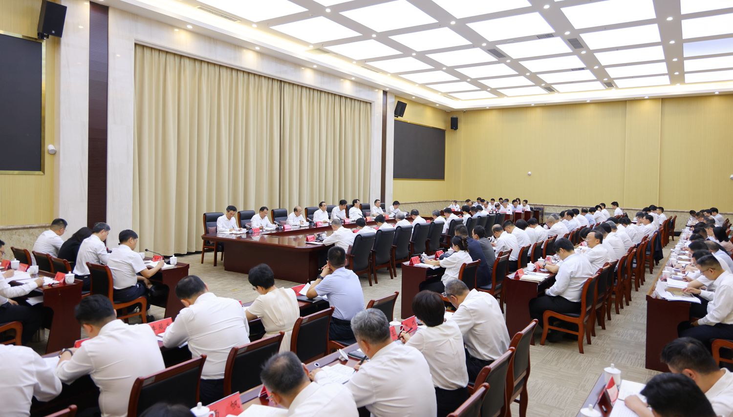 (审定)DPCL8386-1 - ----2025年6月17日,省委、省政府召开贵安新区高质量发展座谈会。图为会议现场。贵州日报天眼新闻记者 杜朋城 摄影.jpg