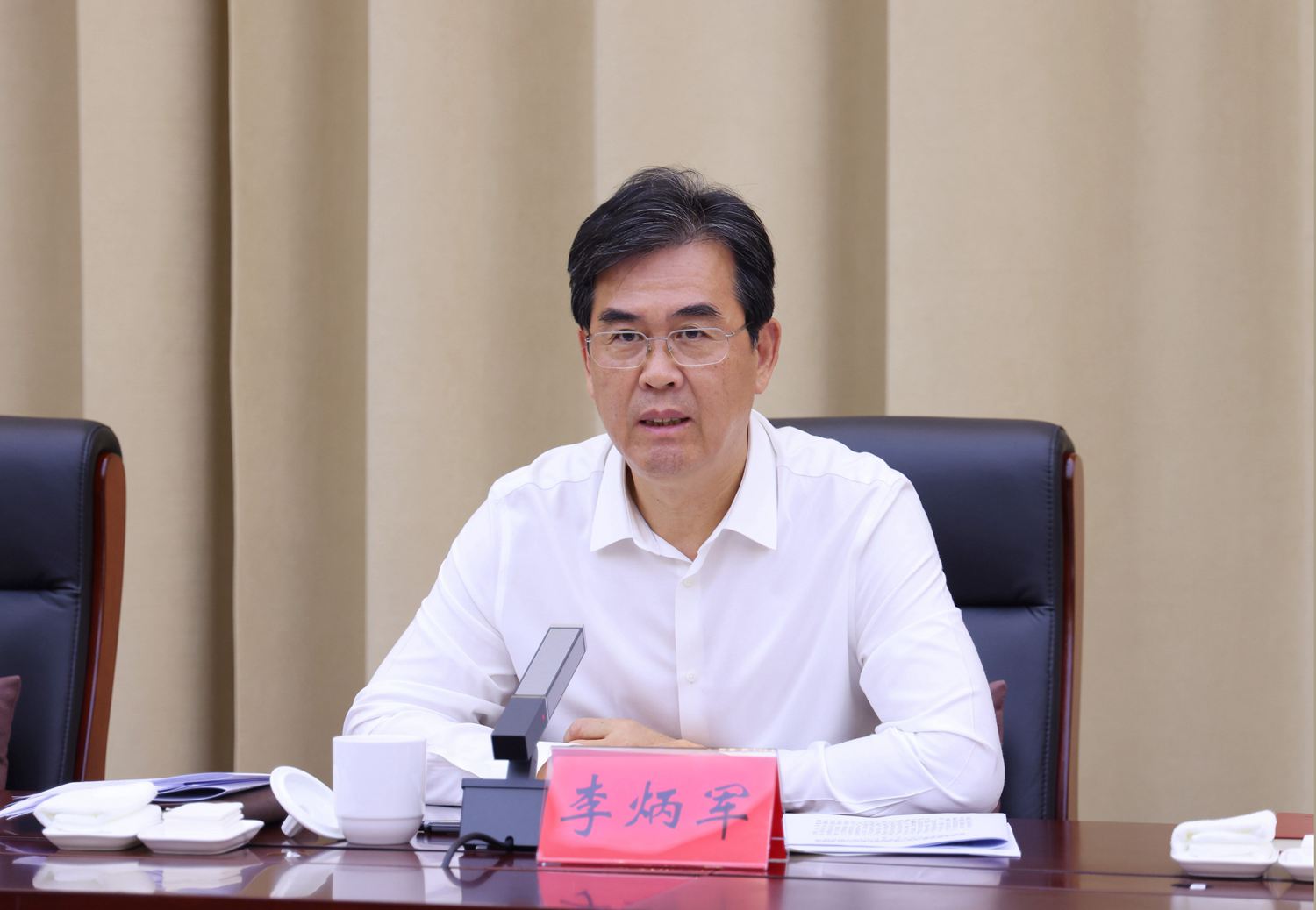 (审定)DPCL8480-11----2025年6月17日,省委、省政府召开贵安新区高质量发展座谈会。图为省委副书记、省长李炳军主持。贵州日报天眼新闻记者 杜朋城 摄影.jpg