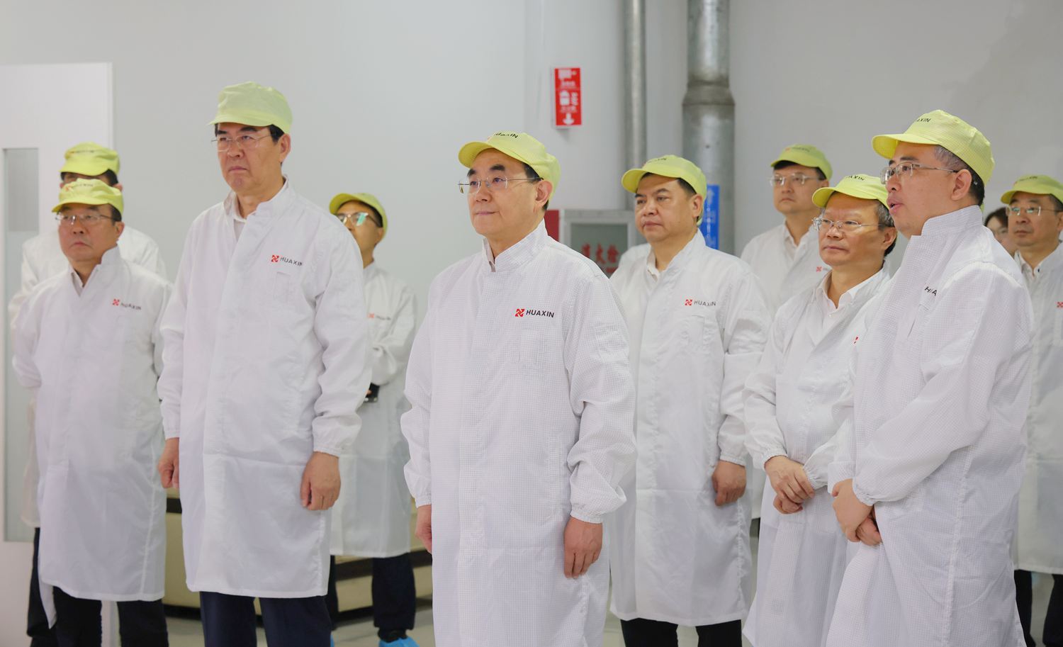 (审定)DPCL7806-1 - ---2025年6月17日,省委、省政府召开贵安新区高质量发展座谈会。图为徐麟、李炳军等领导会前在贵州华鑫信息技术有限公司(二期)项目考察,了解项目规划建设和公司运营管理情况。贵州日报天眼新闻记者 杜朋城 摄影.jpg