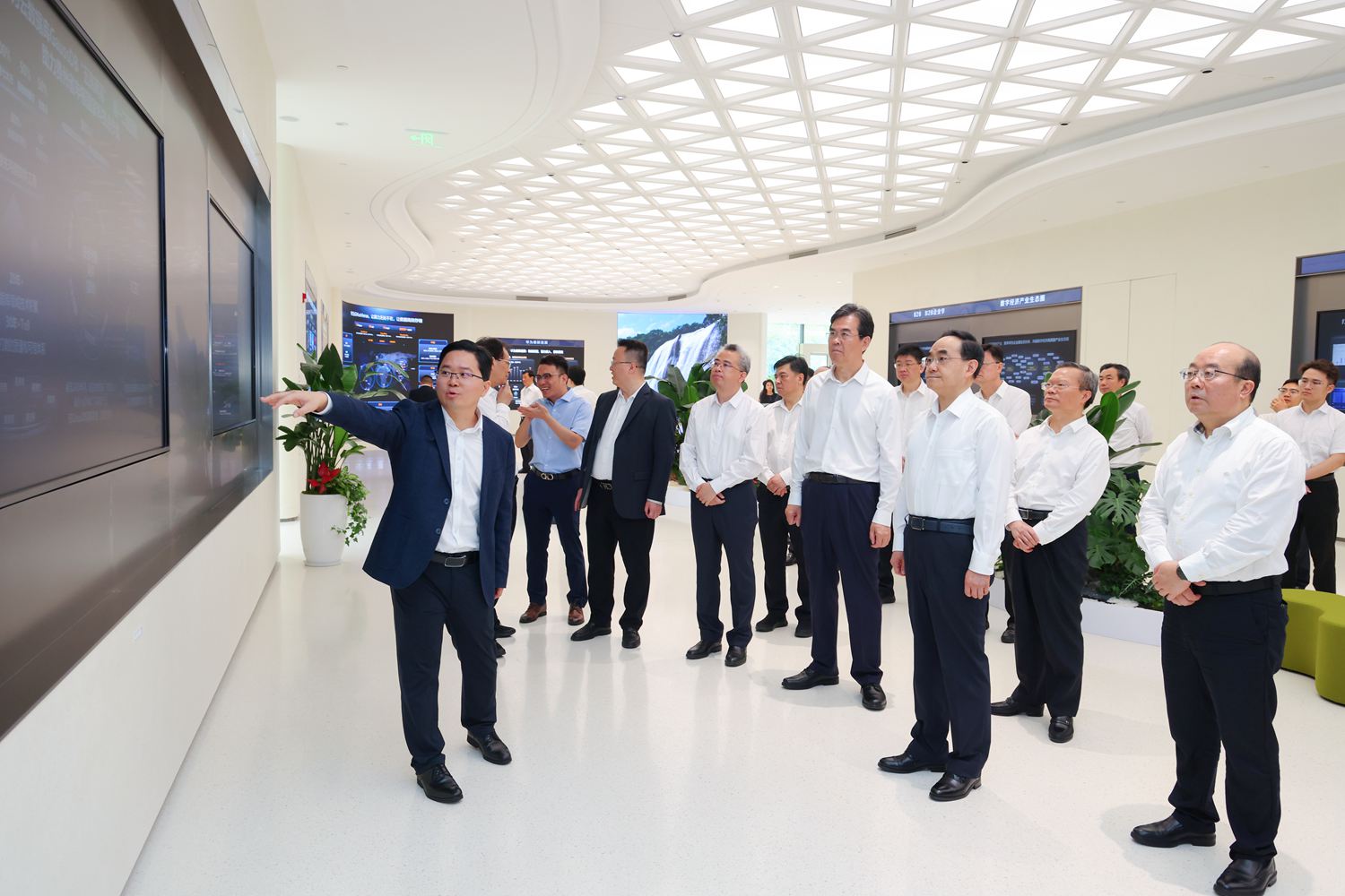 (审定)DPCL7893-1 - ----2025年6月17日,省委、省政府召开贵安新区高质量发展座谈会。图为徐麟、李炳军等领导会前在华为云项目考察,了解项目发展及配套设施建设等情况。贵州日报天眼新闻记者 杜朋城 摄影.jpg
