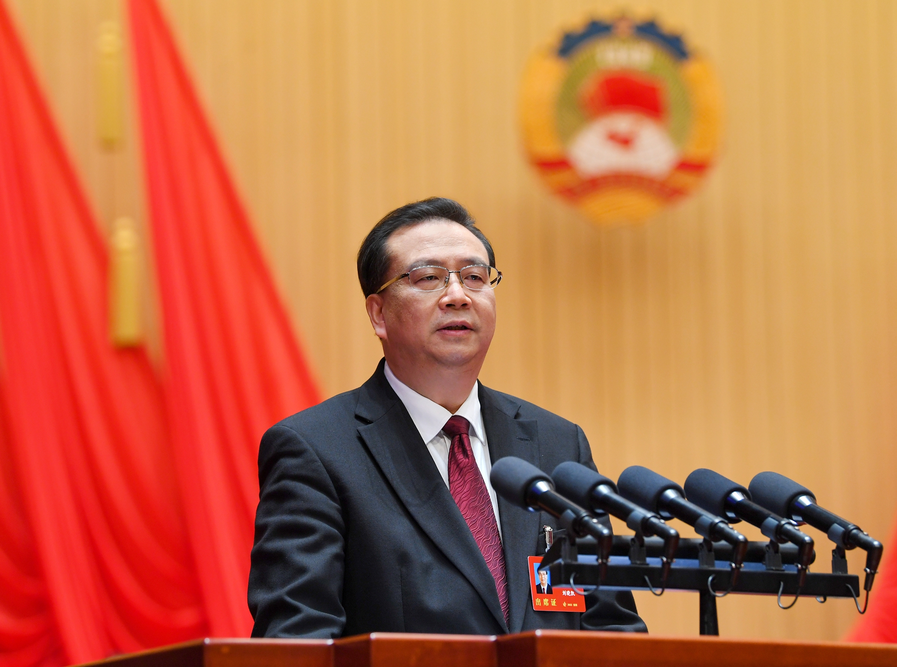 (2)省政协主席刘晓凯代表政协第十二届贵州省委员会常务委员会作工作报告.jpg