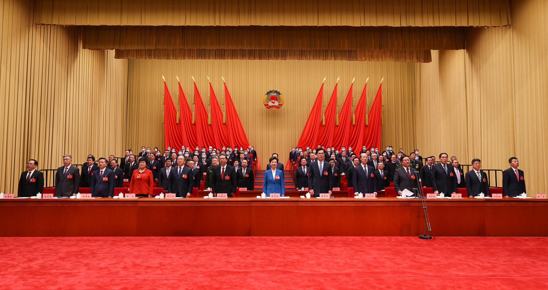 (3)大会开幕,全体起立,高唱中华人民共和国国歌.jpg