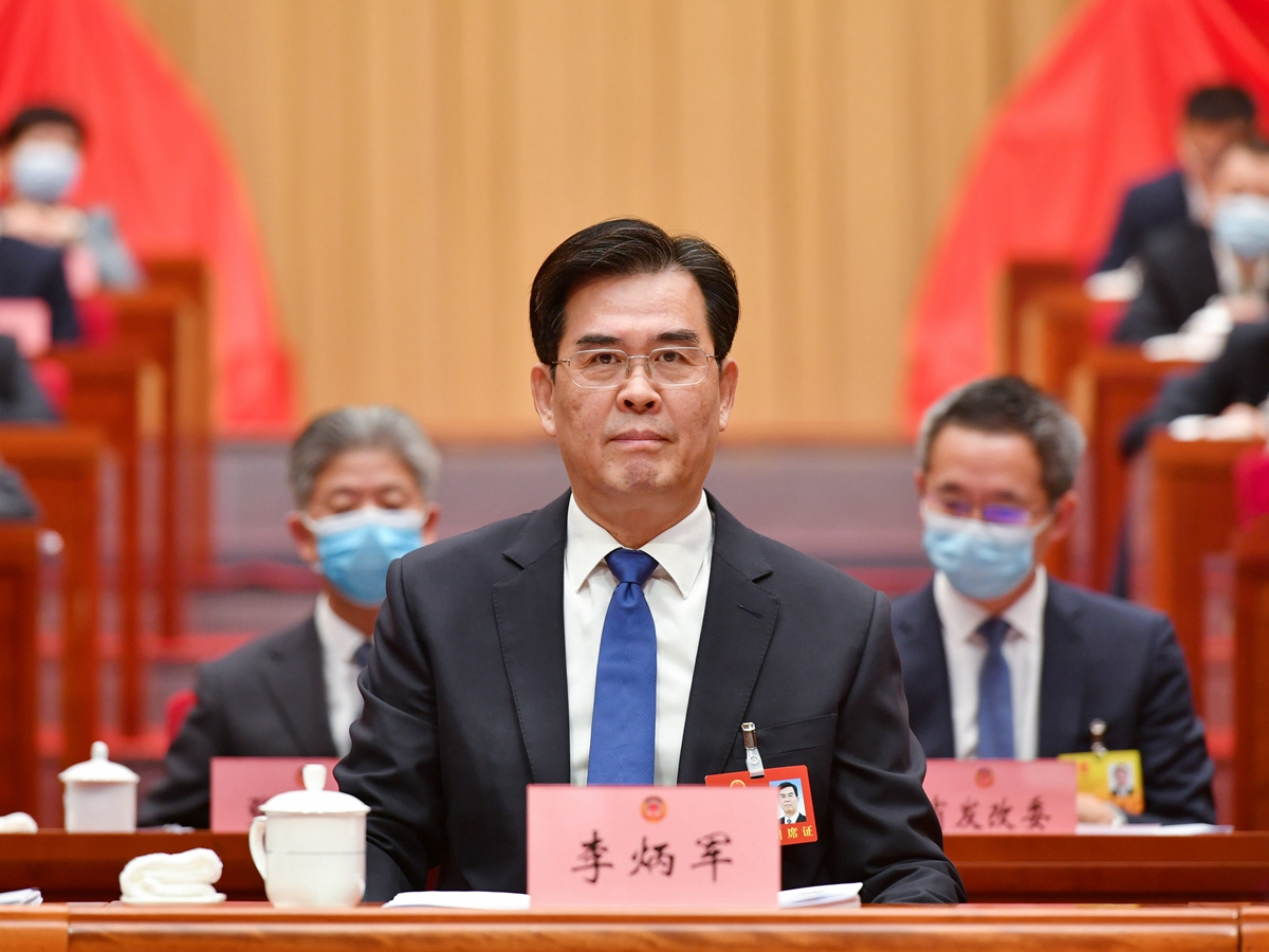 (1)省委副书记、省长李炳军到会听取委员发言。.jpg