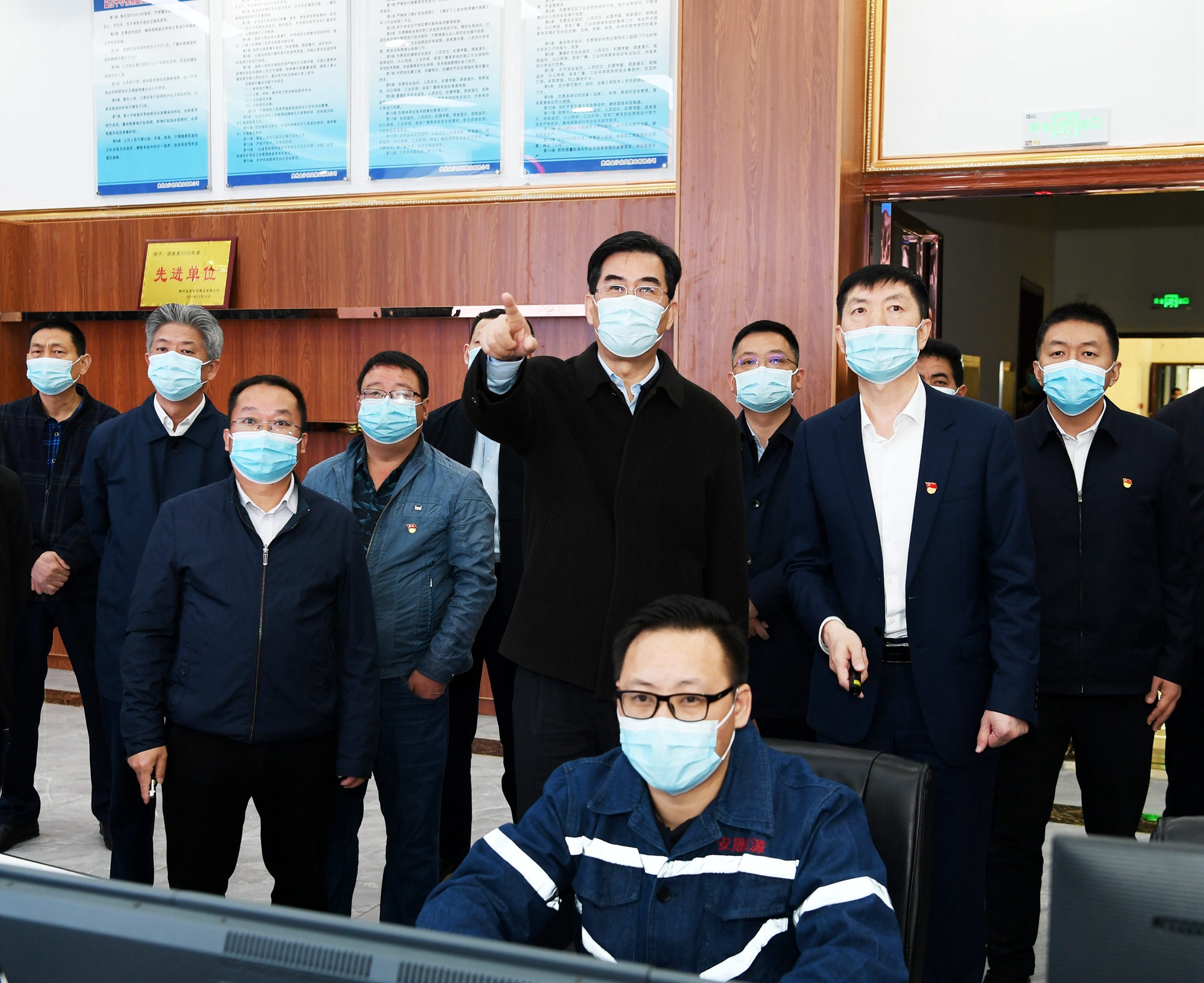 2  李炳军专程来到金沙县龙凤煤矿,听取地方和企业关于“打非治违”、安全隐患排查整改、煤电供应等情况汇报。.jpg
