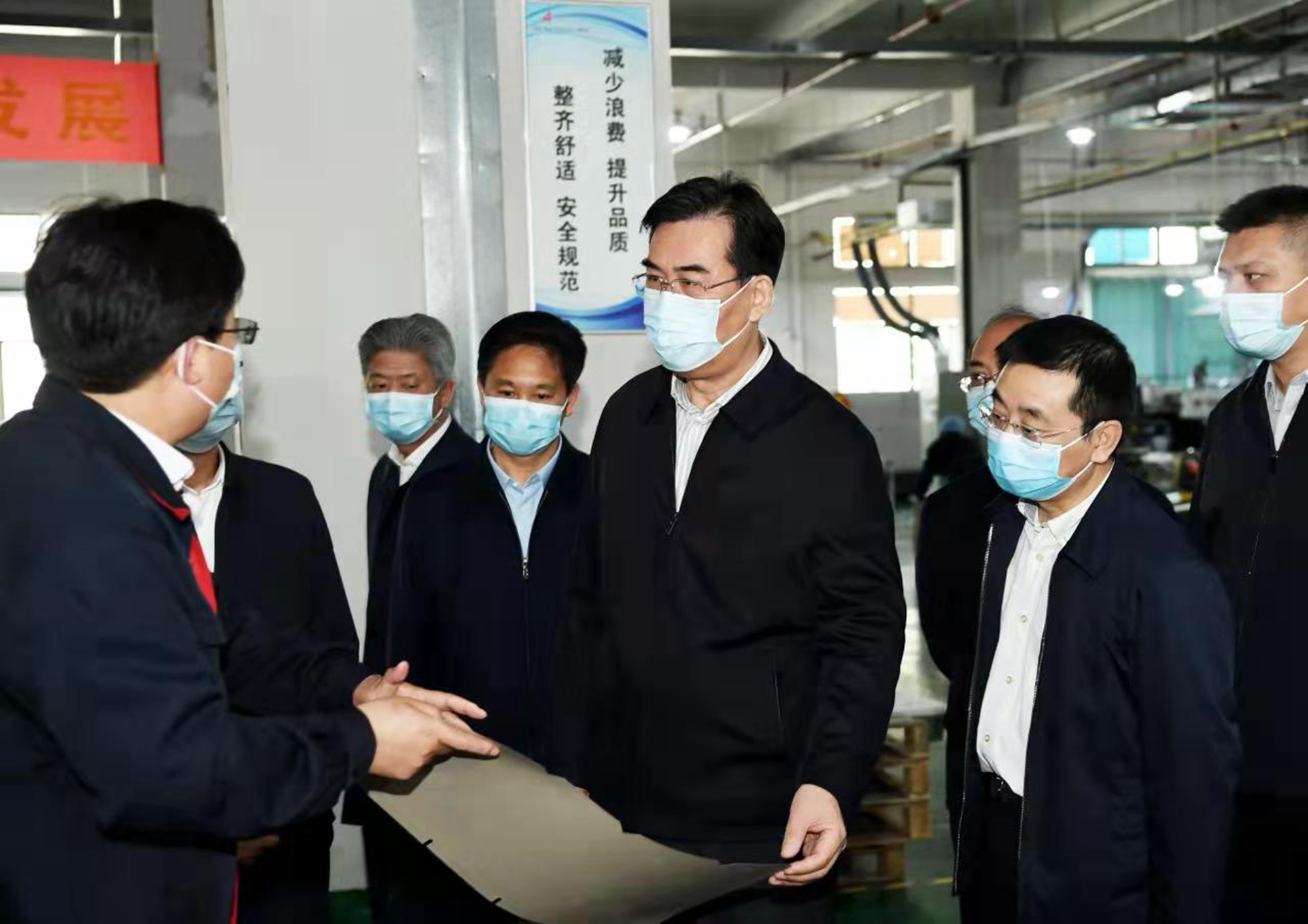 3  李炳军深入习水白酒包材产业园,进车间、看生产、问经营。.jpg