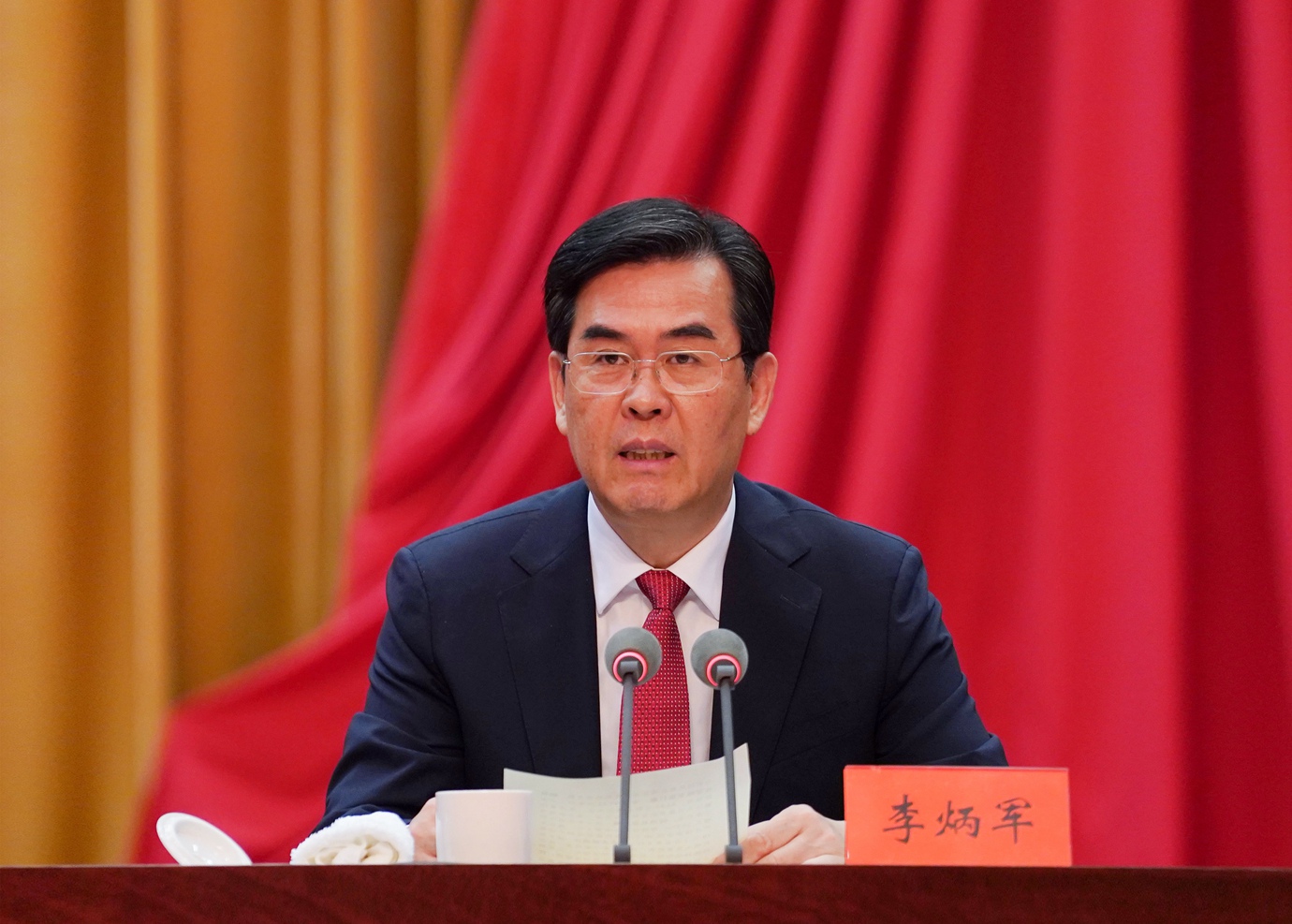 2.(审定)--2022年6月18日,黔西南布依族苗族自治州成立40周年庆祝大会在兴义市隆重举行。省祝贺团团长、省委副书记、省长李炳军讲话。闻双 摄影.jpg