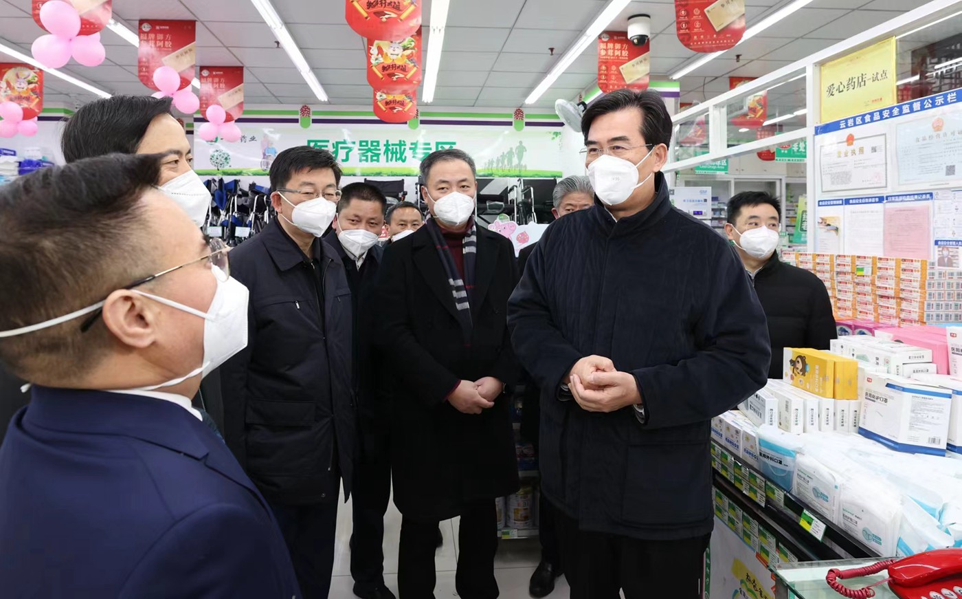 (审定)34618----2022年12月30日,省委书记徐麟,省委副书记、省长李炳军带着党和政府的深情关怀,分别到安顺市、贵阳市亲切慰问一线干部职工。图为李炳军在贵阳市云岩区一品药业尚礼路店,详细询问药品和防护物资供销情况。贵州日报天眼新闻记者 林民 摄.jpg