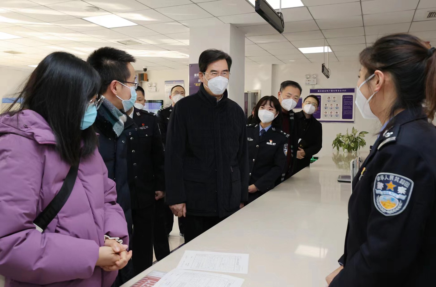 (审定)34617----2022年12月30日,省委书记徐麟,省委副书记、省长李炳军带着党和政府的深情关怀,分别到安顺市、贵阳市亲切慰问一线干部职工。图为李炳军在贵阳市云岩区渔安派出所与基层民警亲切交谈。贵州日报天眼新闻记者 林民 摄.jpg