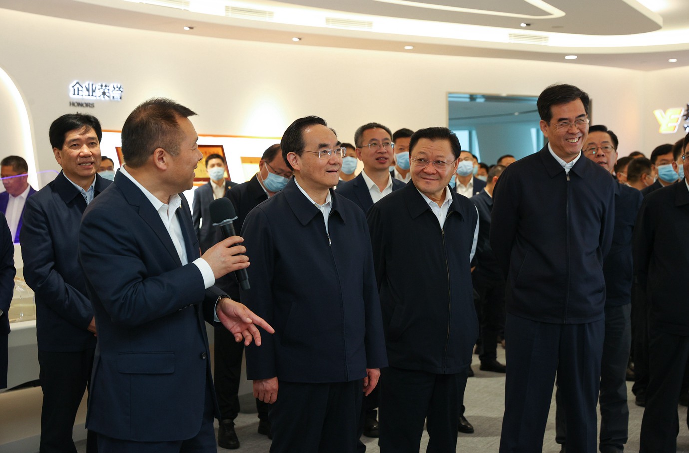 4.(审定)DPC_4068-1 -----2023年3月23日至25日,贵州省党政代表团赴广东学习考察。图为贵州省党政代表团在广州越秀集团学习考察。贵州日报天眼新闻记者 杜朋城 摄影.jpg