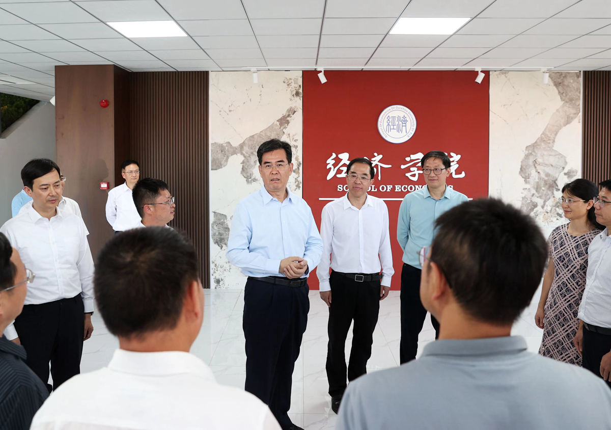 2 李炳军在贵州财经大学,与教师代表亲切交流,祝他们节日快乐。张凯 摄.jpg