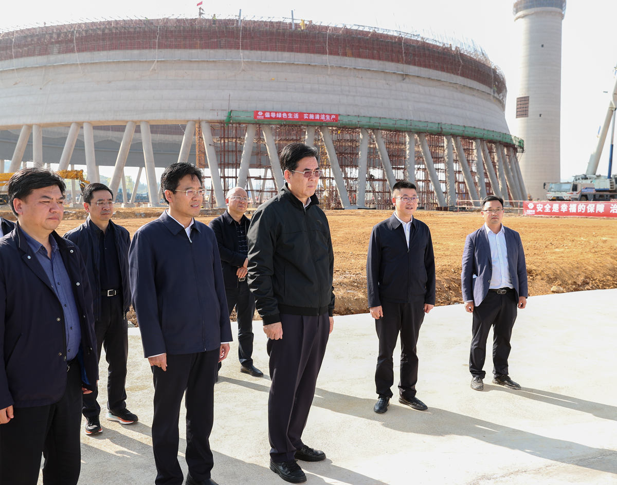 3  李炳军来到盘江普定2×66万千瓦燃煤发电项目点,实地察看建设进展,听取安顺市重大项目建设情况汇报。张凯 摄.jpg