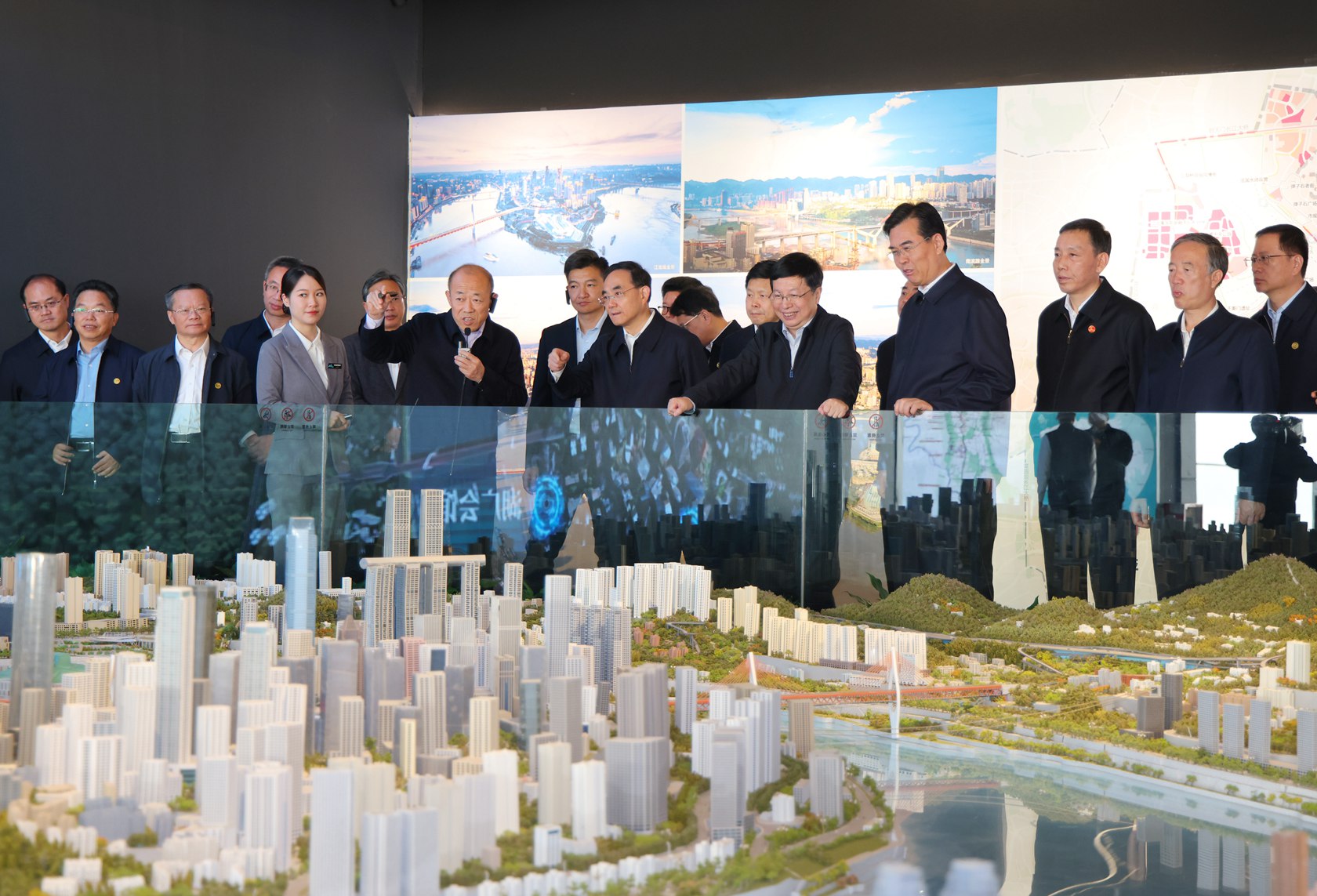 (审定)DPCL1337-1 - --2023年11月21日至22日,贵州省党政代表团赴重庆市学习考察。图为贵州省党政代表团在重庆市规划展览馆学习考察。贵州日报天眼新闻记者 杜朋城 摄影.jpg