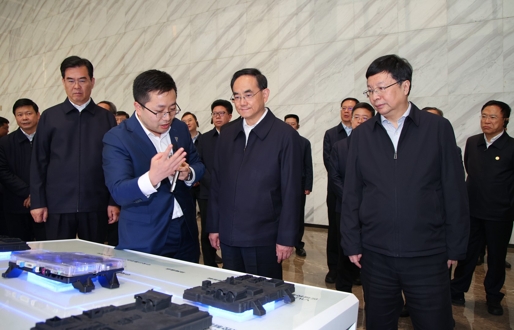 (审定)DPCL1700-1 - --2023年11月21日至22日,贵州省党政代表团赴重庆市学习考察。图为贵州省党政代表团在长安汽车全球研发中心学习考察。贵州日报天眼新闻记者 杜朋城 摄影.jpg