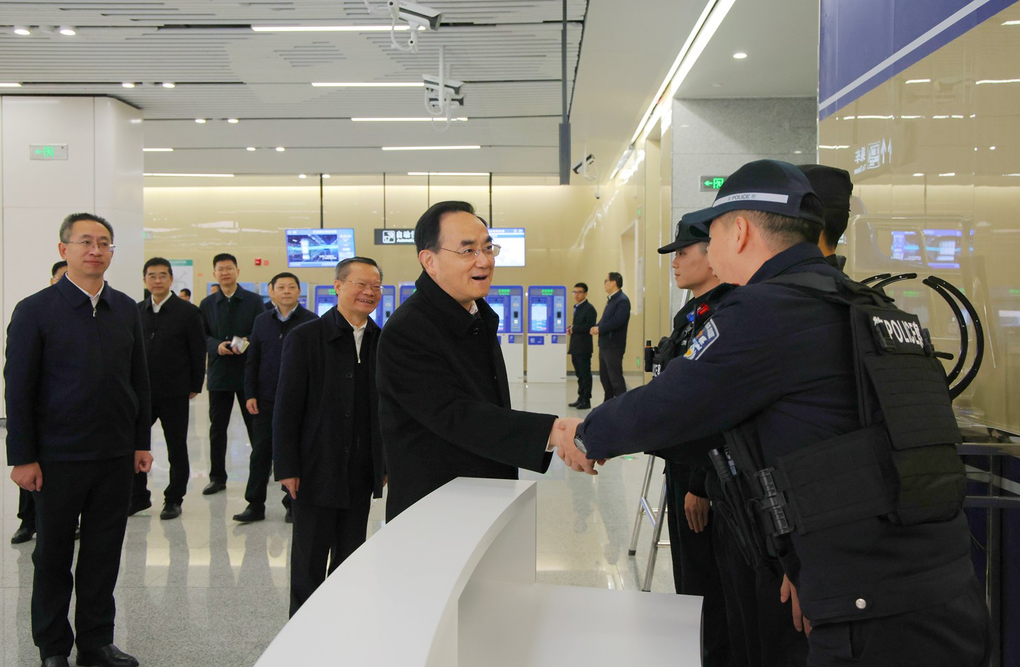 (审定)DPCL8224-1 - ---- 图为徐麟在轨道交通3号线花果园站与现场执勤的公安民警亲切握手。贵州日报天眼新闻记者 杜朋城 摄影.jpg
