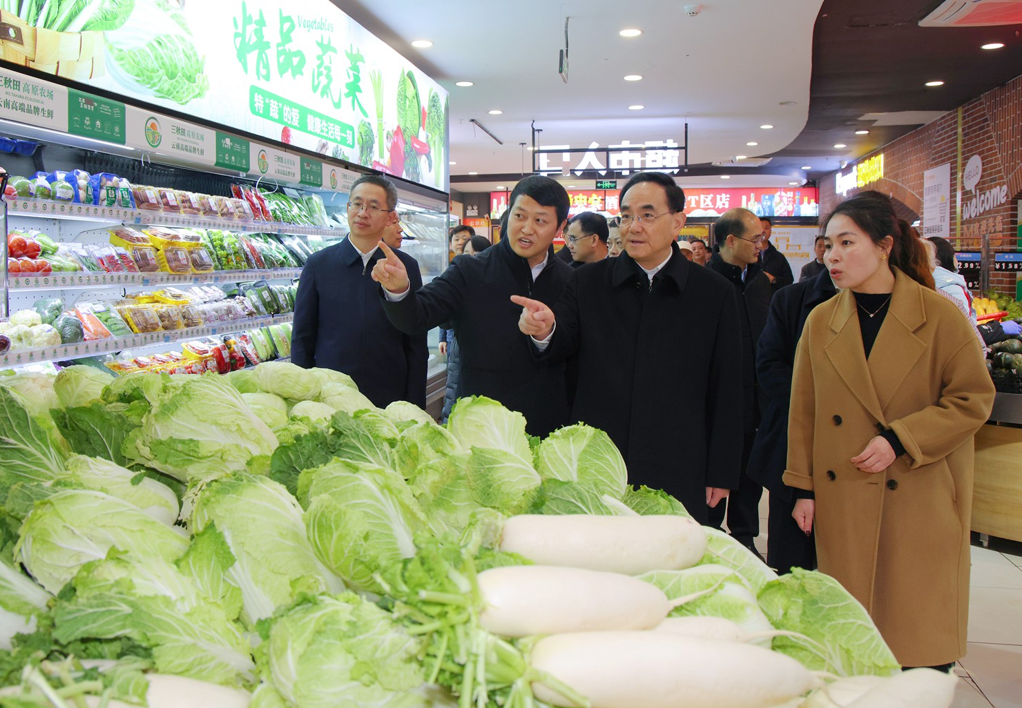 (审定)DPCL8292-1 -  - ---- 图为徐麟在美兴佳惠民生鲜超市花果园T区店,检查节日期间市场供应情况。贵州日报天眼新闻记者 杜朋城 摄影.jpg