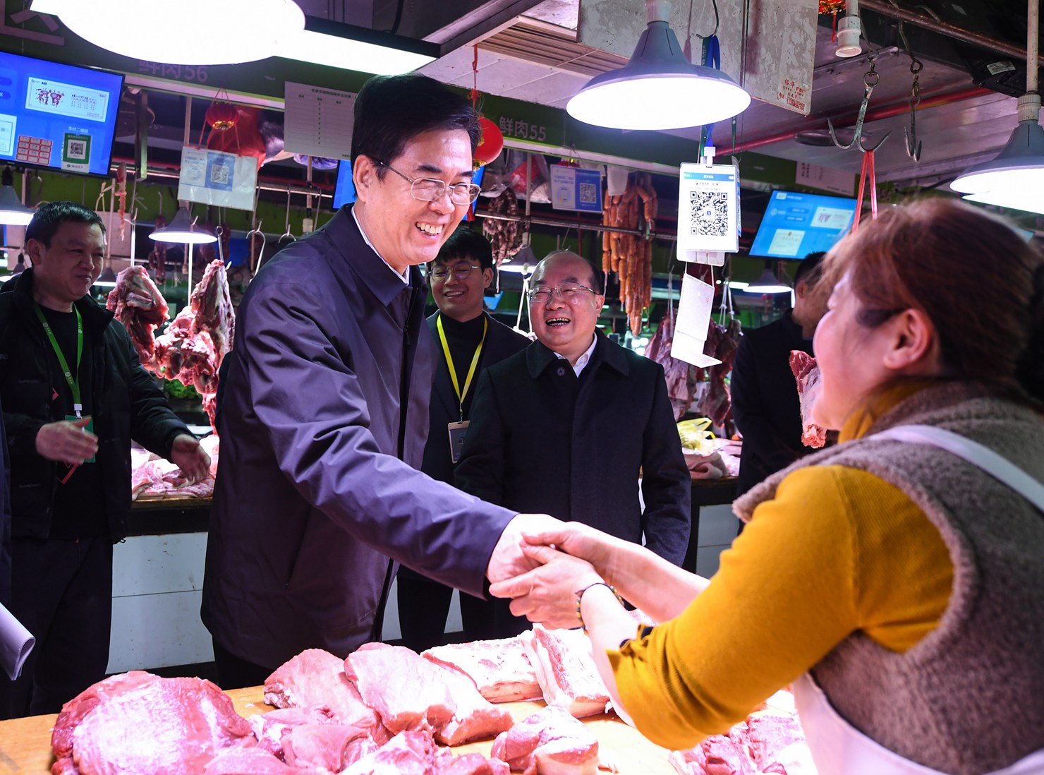 李炳军在贵阳市红边门农贸市场,调研农副产品保供稳价工作。贵州日报天眼新闻记者 李森 摄.jpg