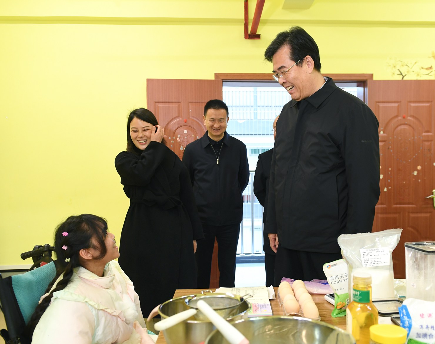 图为李炳军在贵阳市第二社会福利院,看望慰问在院老人和特困、孤残人员,调研社会救助帮扶工作开展情况。贵州日报天眼新闻记者 李森 摄.jpg