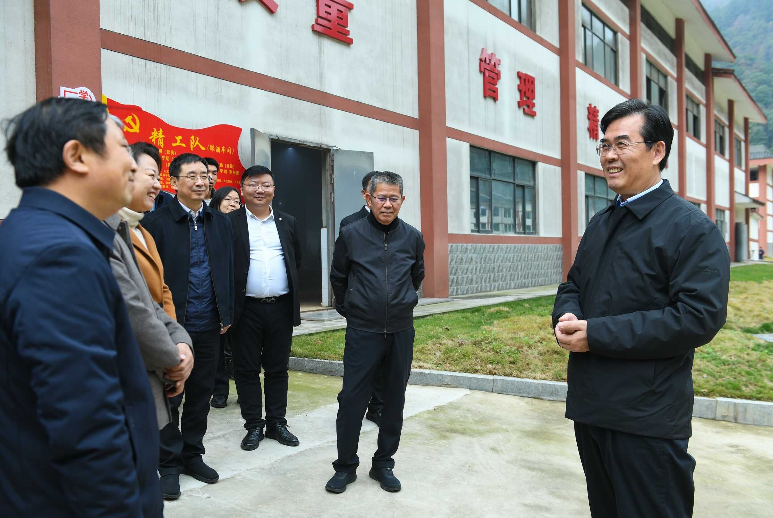 李炳军在都匀市匀酒厂,调研白酒产业发展和企业生产经营情况。贵州日报天眼新闻记者 李森 摄.jpg