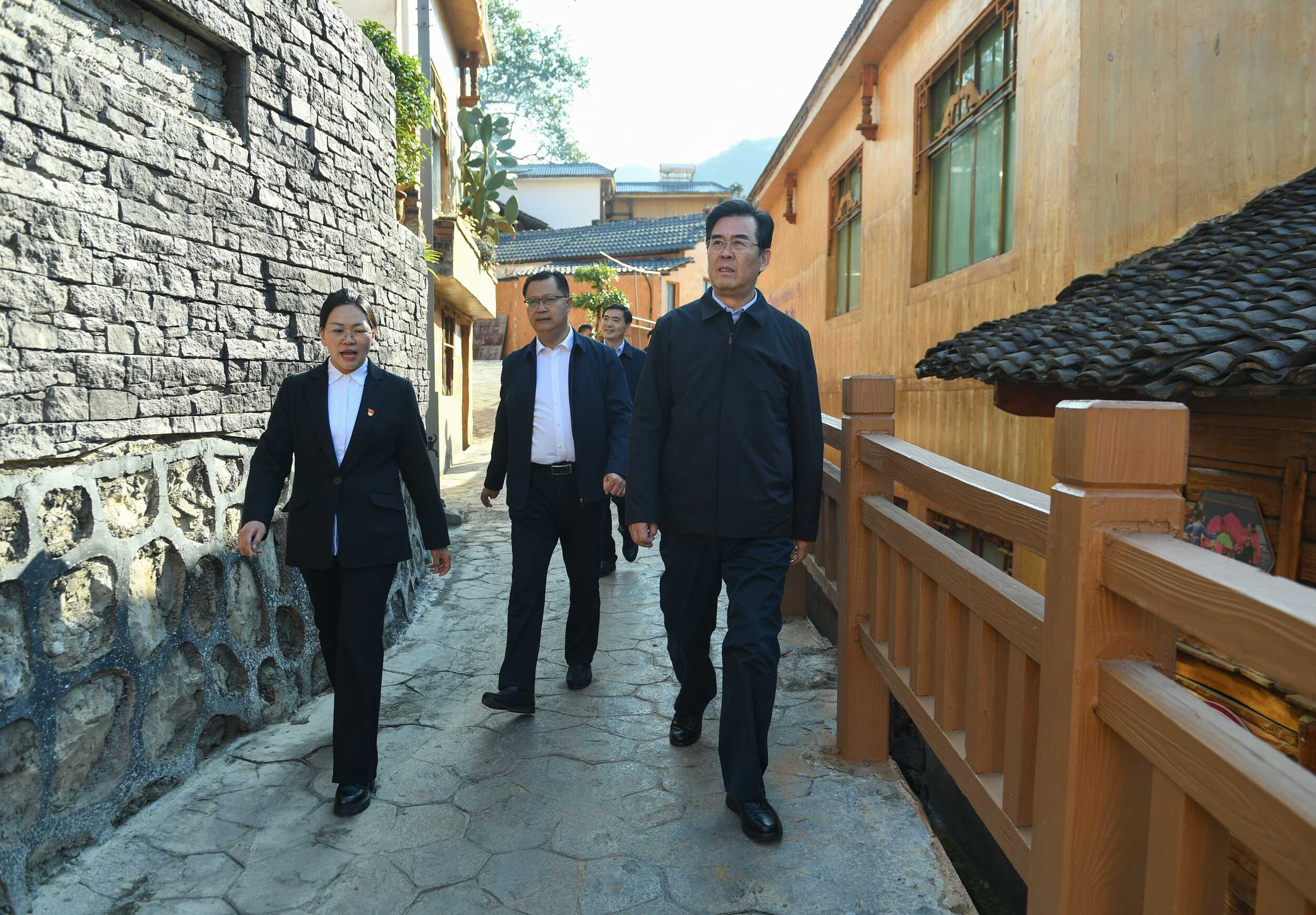 李炳军在平塘县卡蒲毛南族乡场河村交懂寨,调研传统村落保护和乡村旅游发展情况。贵州日报天眼新闻记者 李森 摄.jpg