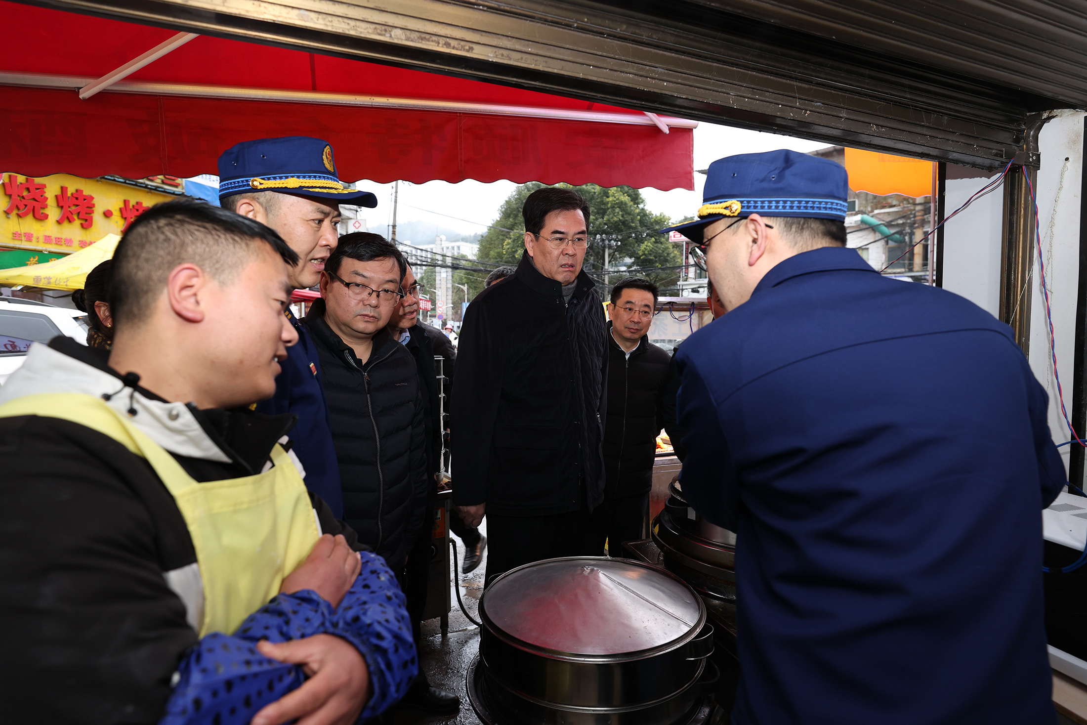 李炳军在云岩区金关街道蔡家关村,随机检查临街店铺消防安全。 (1).jpg