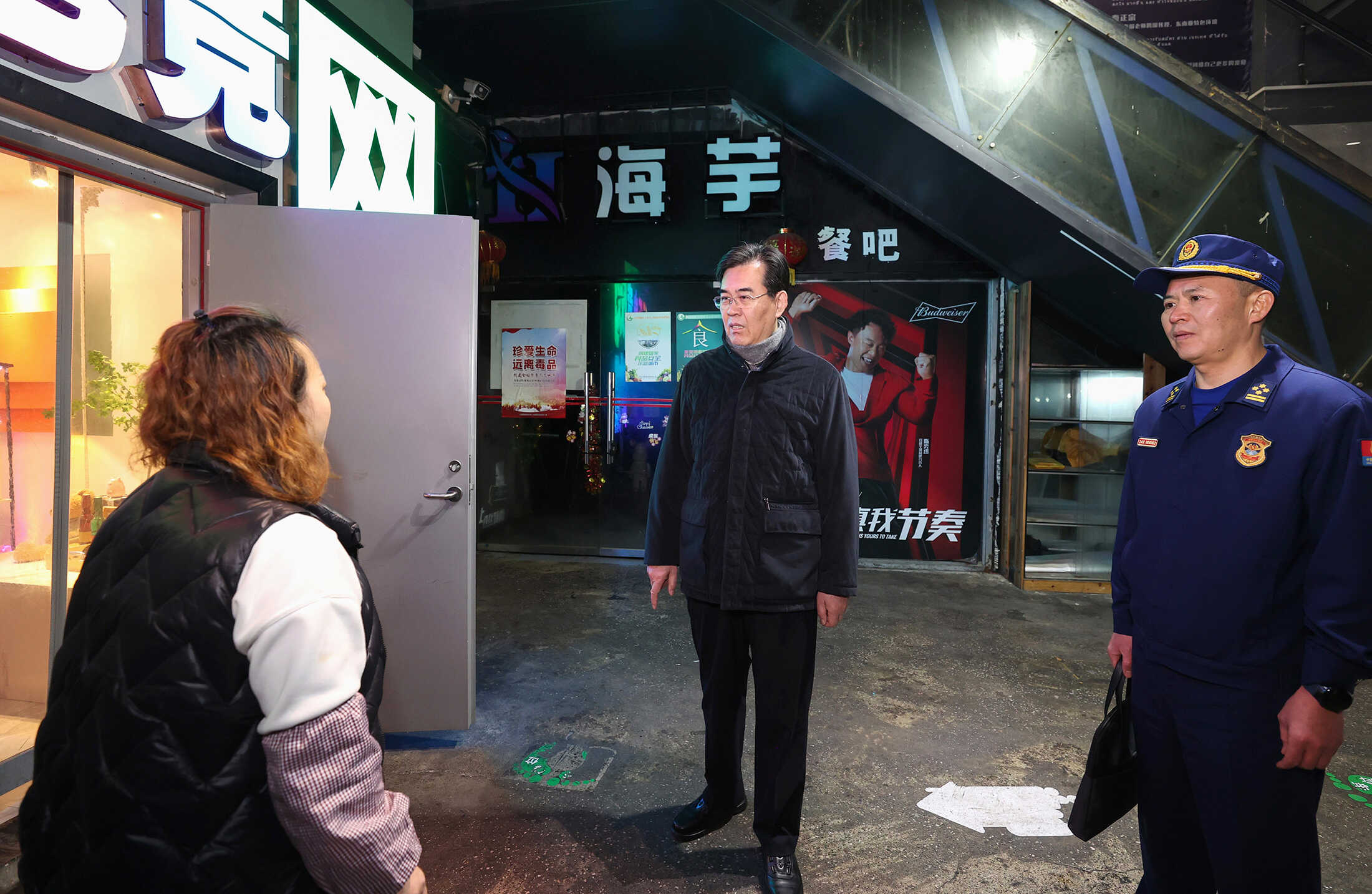 李炳军在世纪星光商场,实地察看商铺、电竞网吧、台球室、农贸市场等经营场所安全情况。.jpg