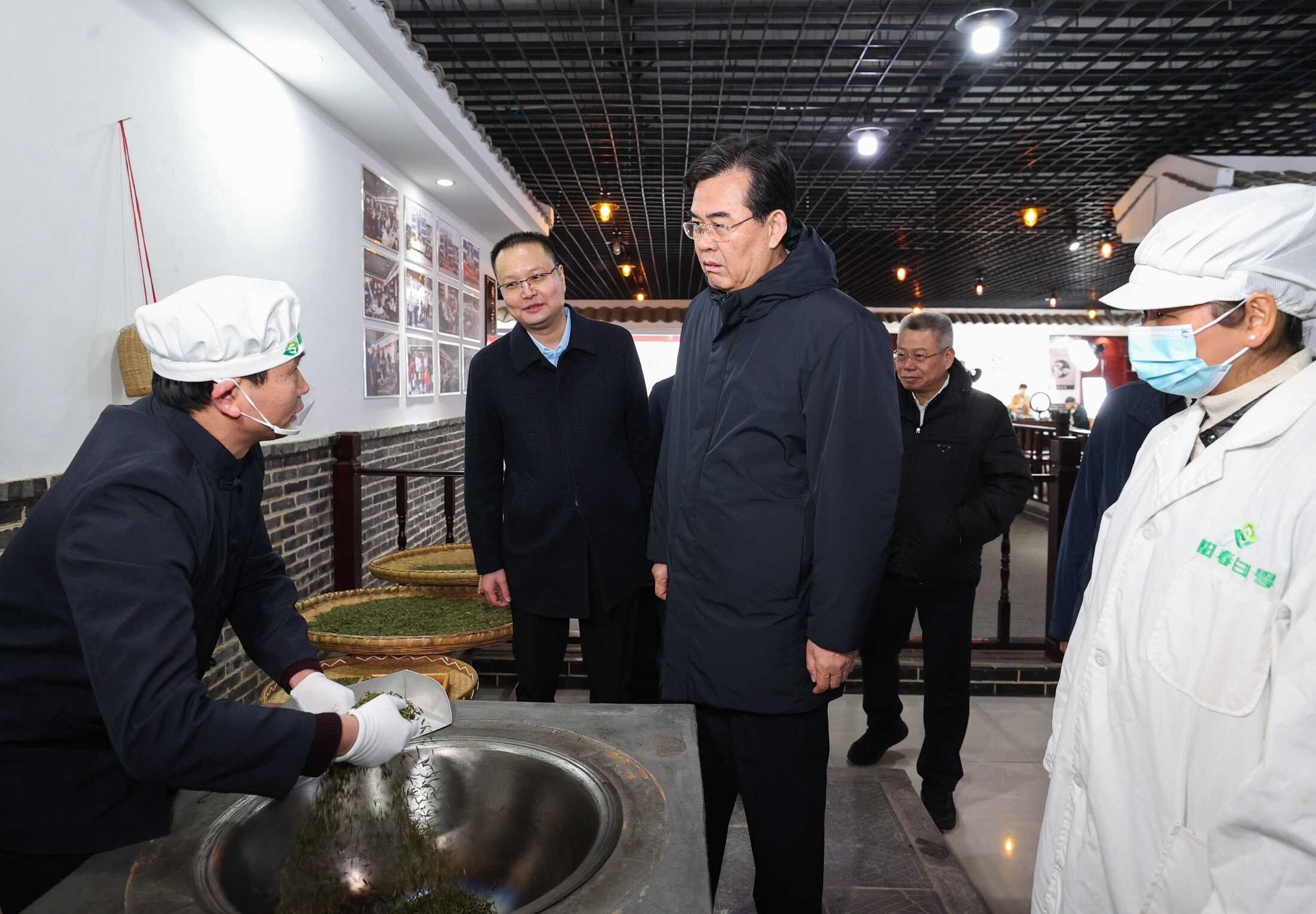 李炳军在湄潭县阳春白雪茶业有限公司,与手工制作技艺传承人深入交流。.jpg