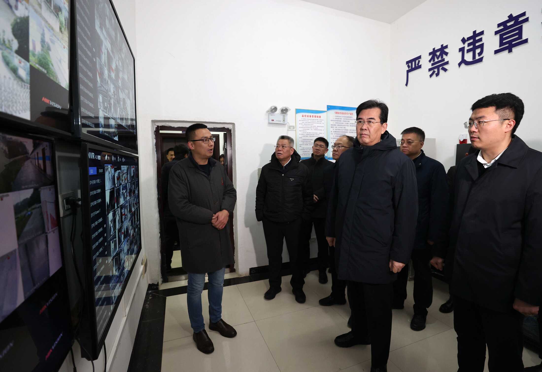 李炳军在凤冈县中金燃气公司,详细察看天然气储备站运行和供气情况。.jpg