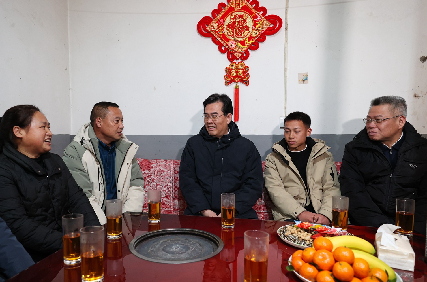 图为李炳军一行在湄潭县兴隆镇太平村看望慰问“时代楷模”杜富国同志家属。李森 摄影.jpg