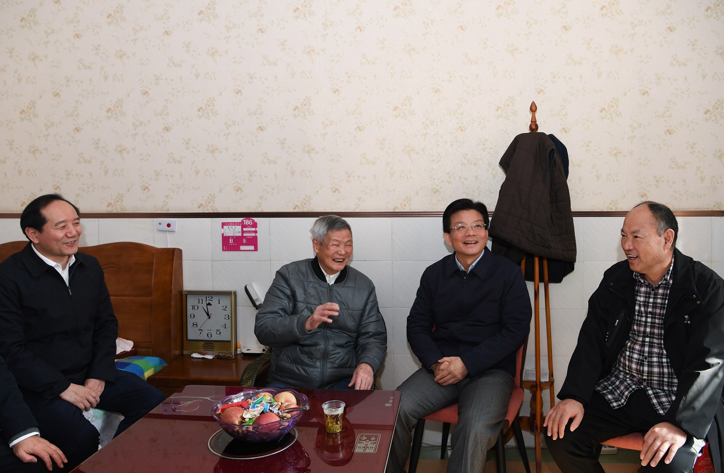 图为时光辉一行在安顺市经开区中心敬老院慰问。.jpg