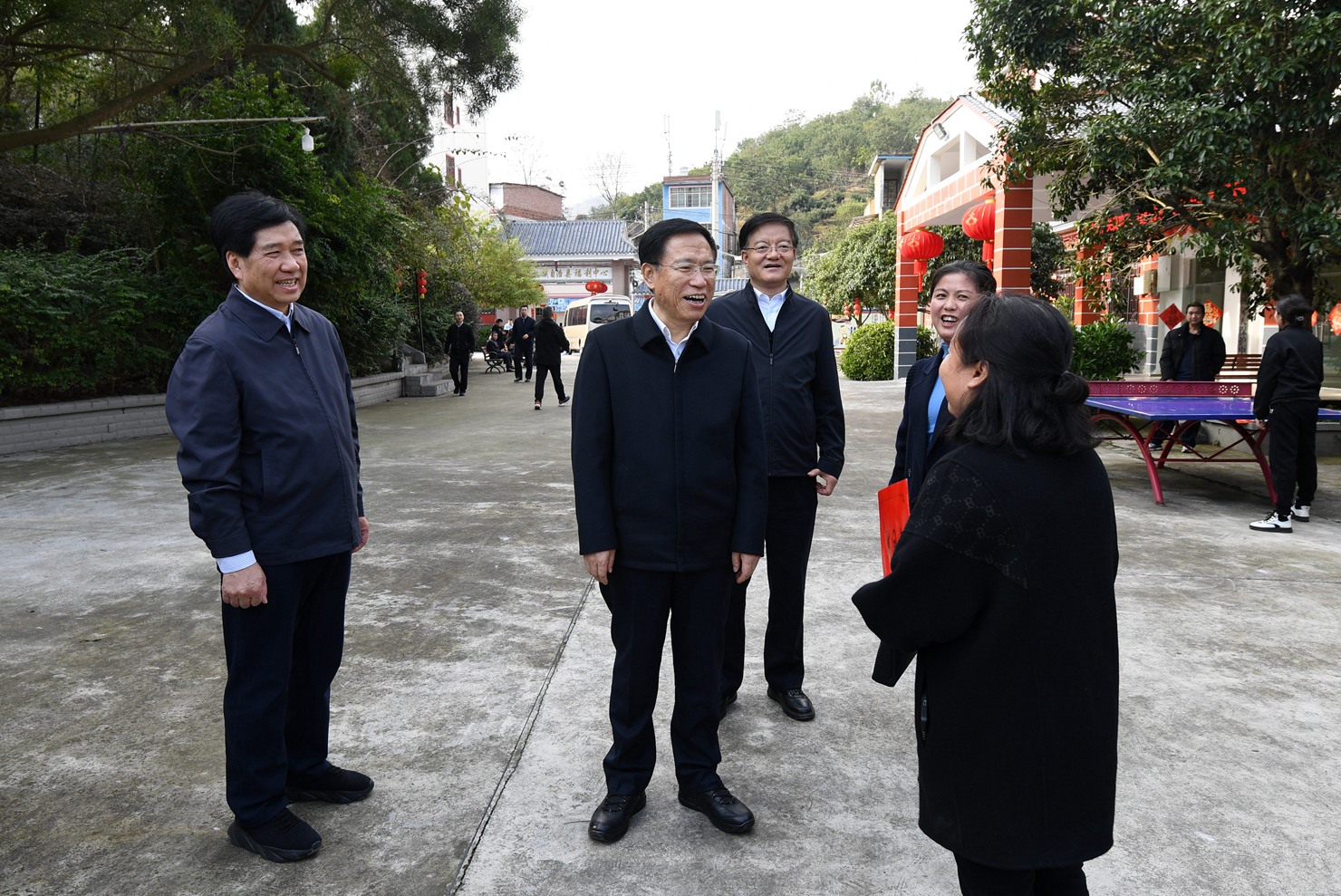图为李元平一行在三都县社会福利中心开展帮困送温暖活动。贾智 摄影.jpg