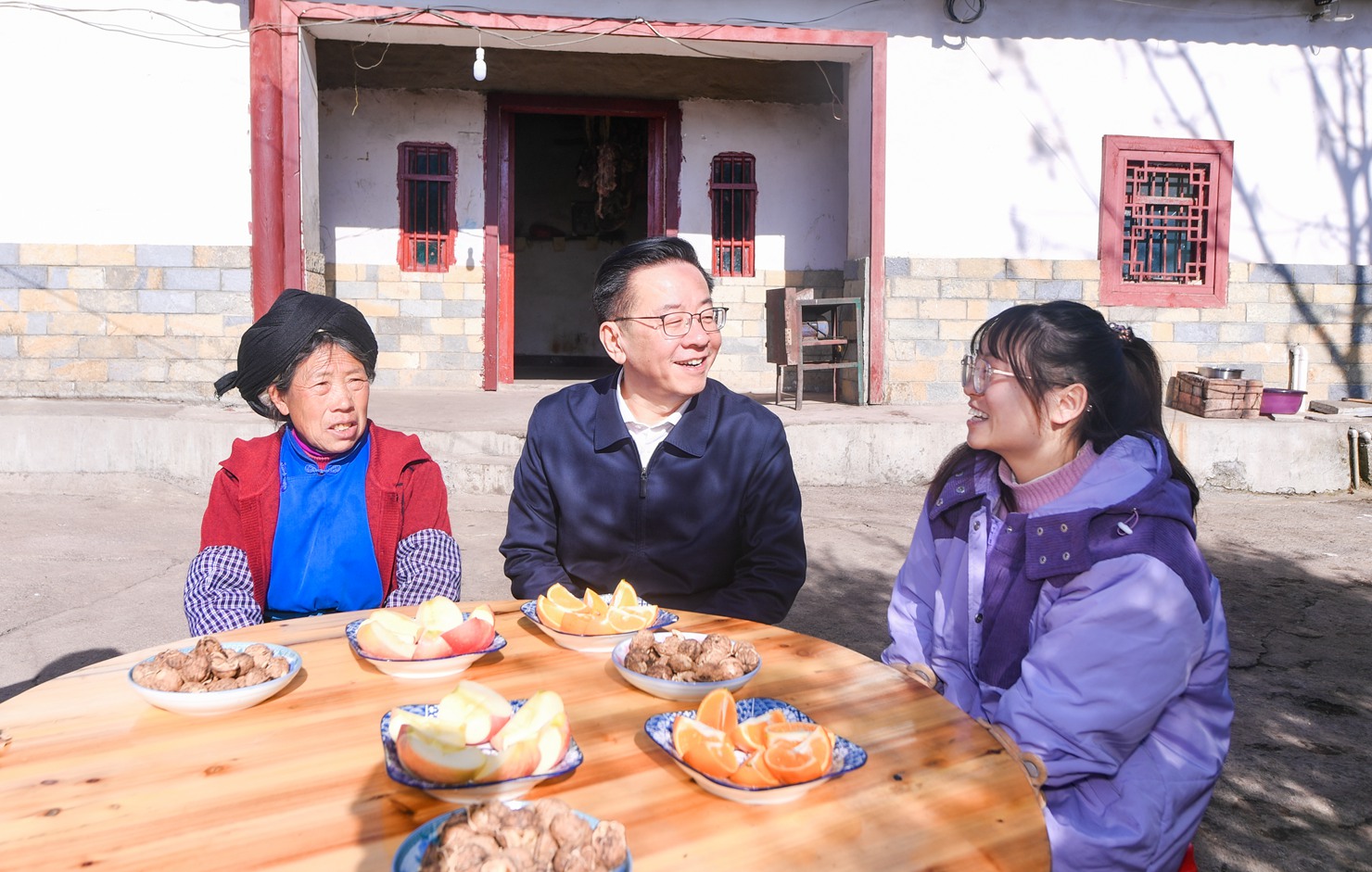 图为卢雍政一行在六盘水市钟山区大湾镇海嘎村走访慰问困难群众。刘杨 摄影.jpg