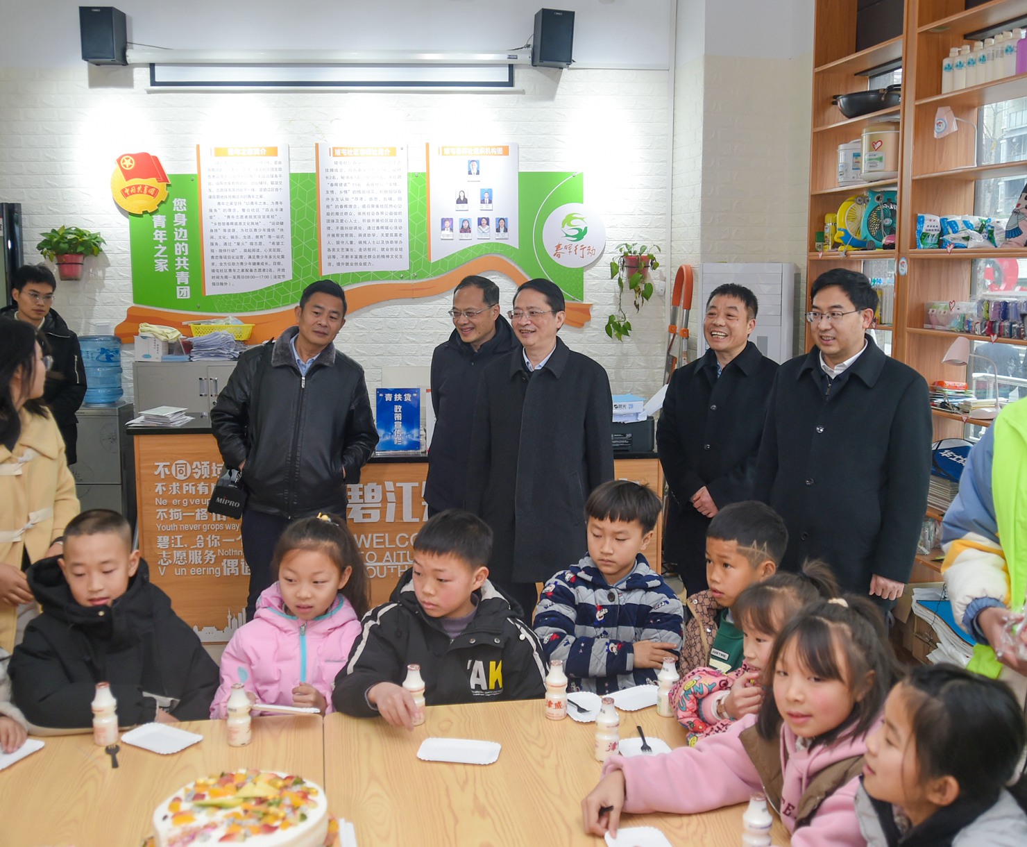 图为郭强一行在松桃县灯塔街道矮屯社区检查社区安全工作、配套基础设施等情况。(贵州日报天眼新闻记者 班浪 摄.jpg