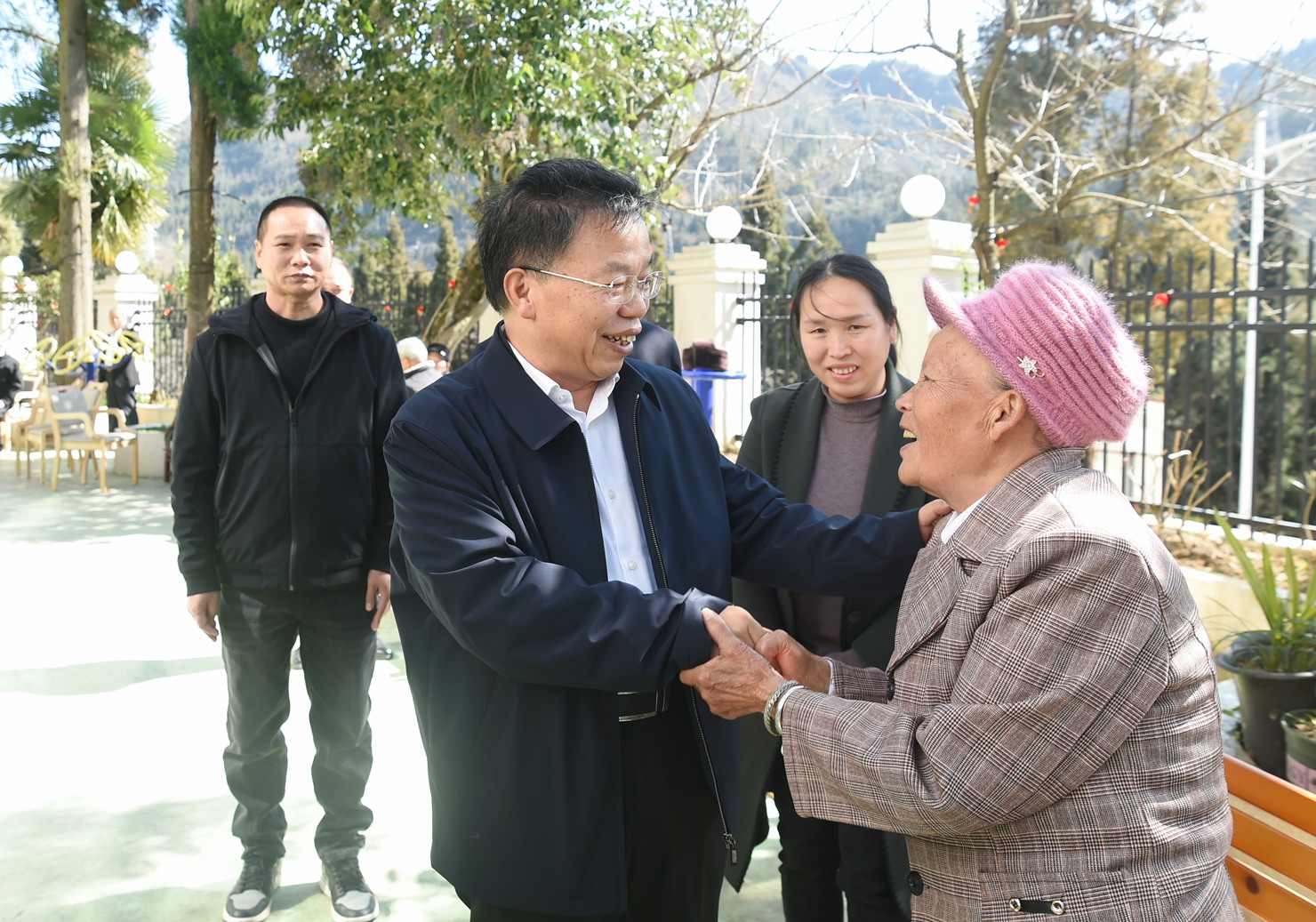 图为时玉宝一行在普安县社会福利院慰问。(贵州日报天眼新闻记者 班浪 摄).jpg