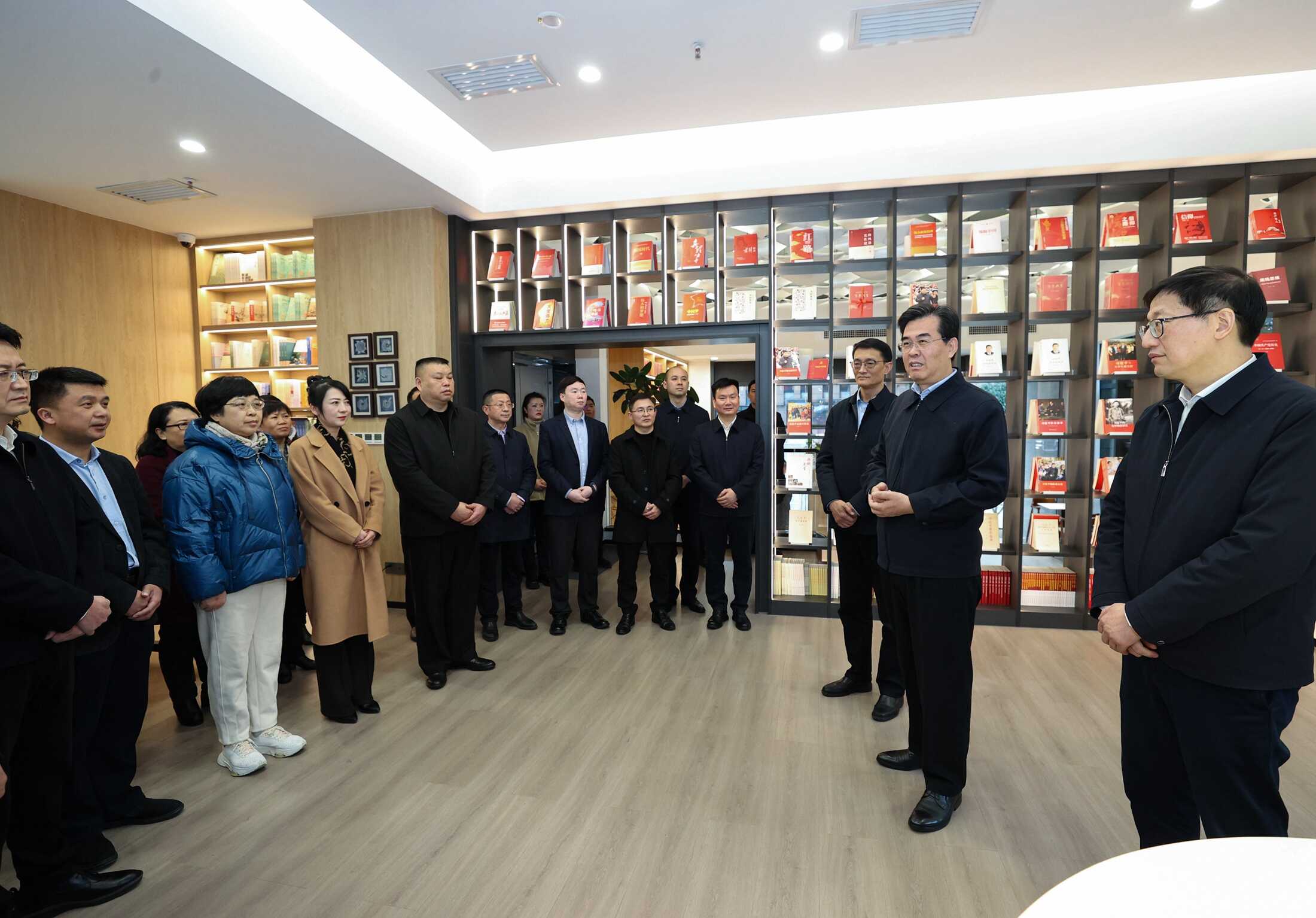 3--李炳军在省教育厅看望慰问干部职工。.jpg