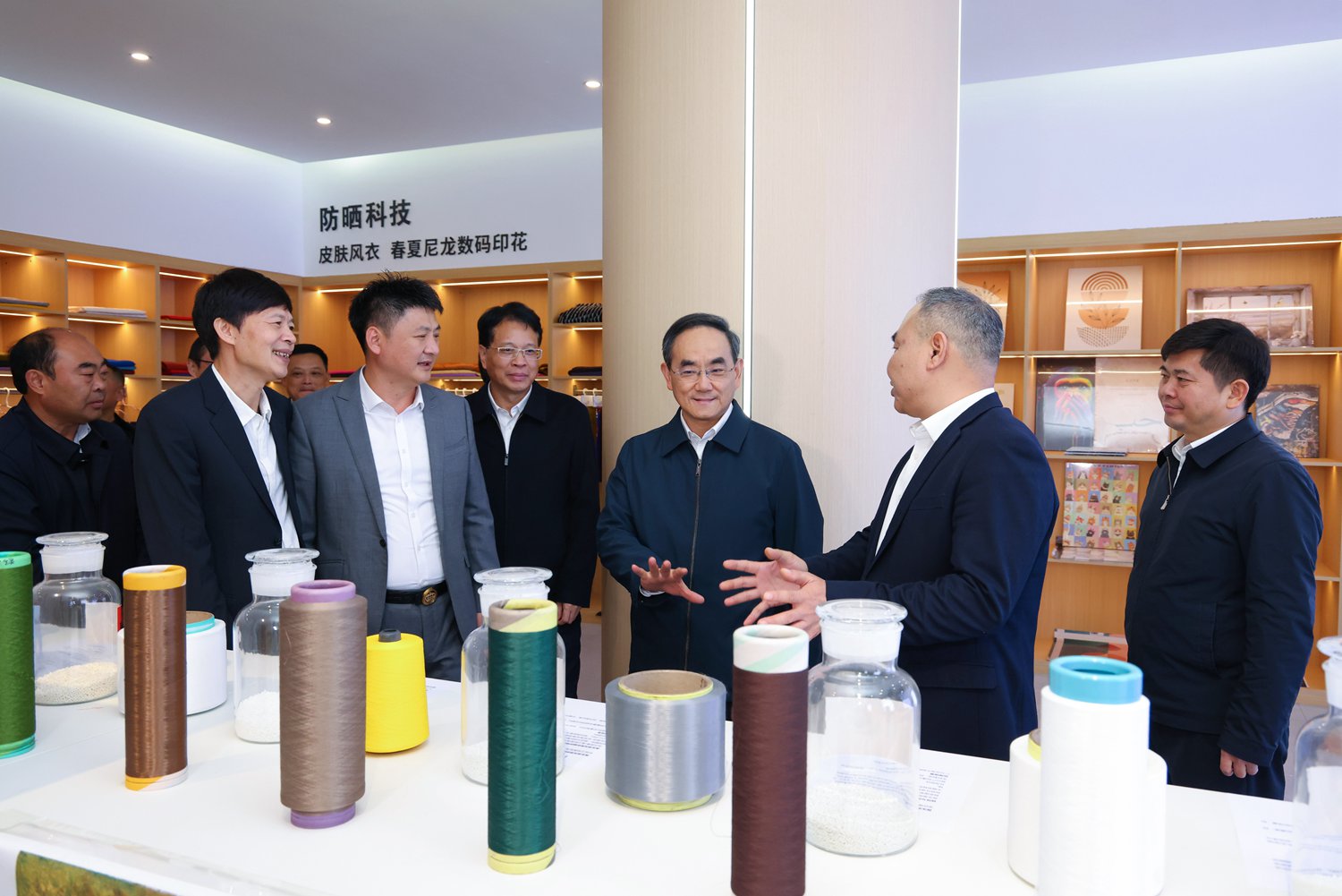 (审定)DPCL2890-1------2025年10月27日至28日,省委书记徐麟深入毕节市七星关区、威宁自治县调研。图为徐麟在毕节宏盛纺织科技有限公司,了解企业生产经营和带动群众就业增收情况。贵州日报天眼新闻记者 杜朋城 摄影.jpg