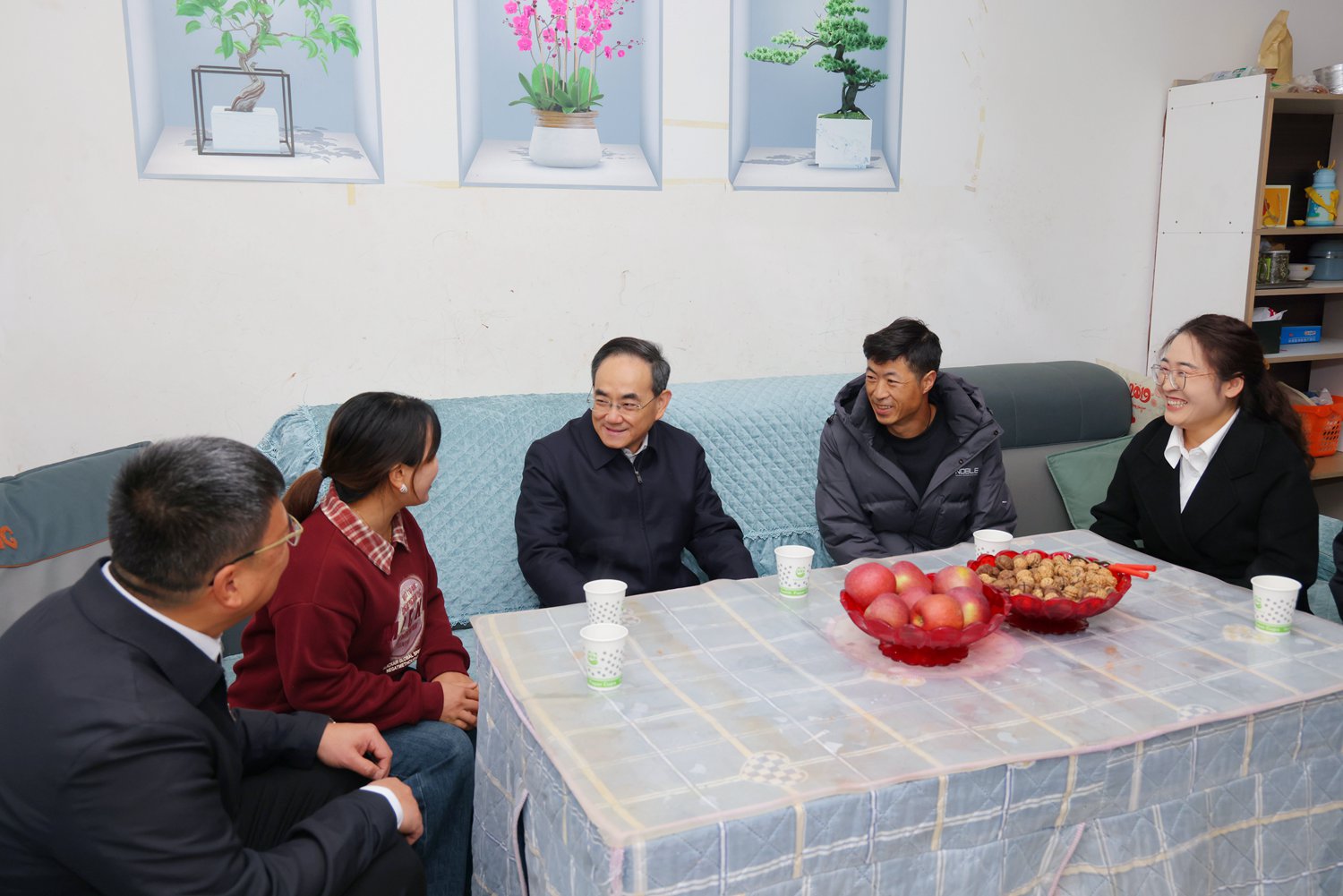 (审定)DPCL3776-1------2025年10月27日至28日,省委书记徐麟深入毕节市七星关区、威宁自治县调研。图为徐麟在威宁自治县五里岗街道朝阳新城社区走访慰问搬迁群众,了解群众生产生活及住房保障等情况。贵州日报天眼新闻记者 杜朋城 摄影.jpg