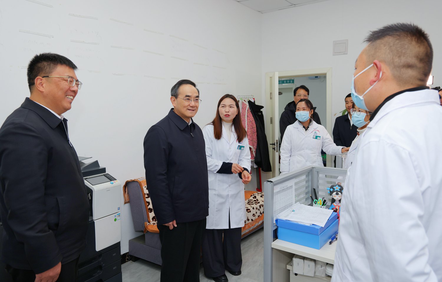 (审定)DPCL3939-1------2025年10月27日至28日,省委书记徐麟深入毕节市七星关区、威宁自治县调研。图为徐麟在威宁自治县五里岗街道朝阳新城社区卫生服务中心,了解基层医疗卫生保障情况。贵州日报天眼新闻记者 杜朋城 摄影.jpg