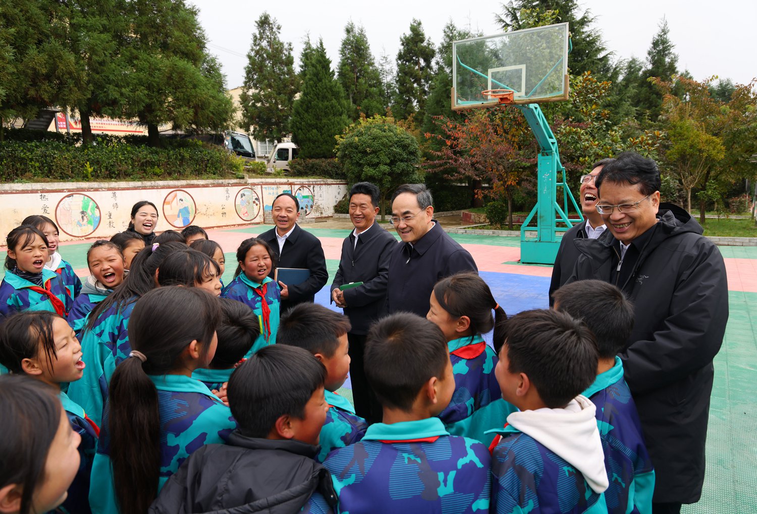 (审定)DPCL4394-1------2025年10月27日至28日,省委书记徐麟深入毕节市七星关区、威宁自治县调研。图为徐麟在威宁自治县在么站镇平原村新街小学,同正在上体育课的同学们亲切交流。贵州日报天眼新闻记者 杜朋城 摄影.jpg