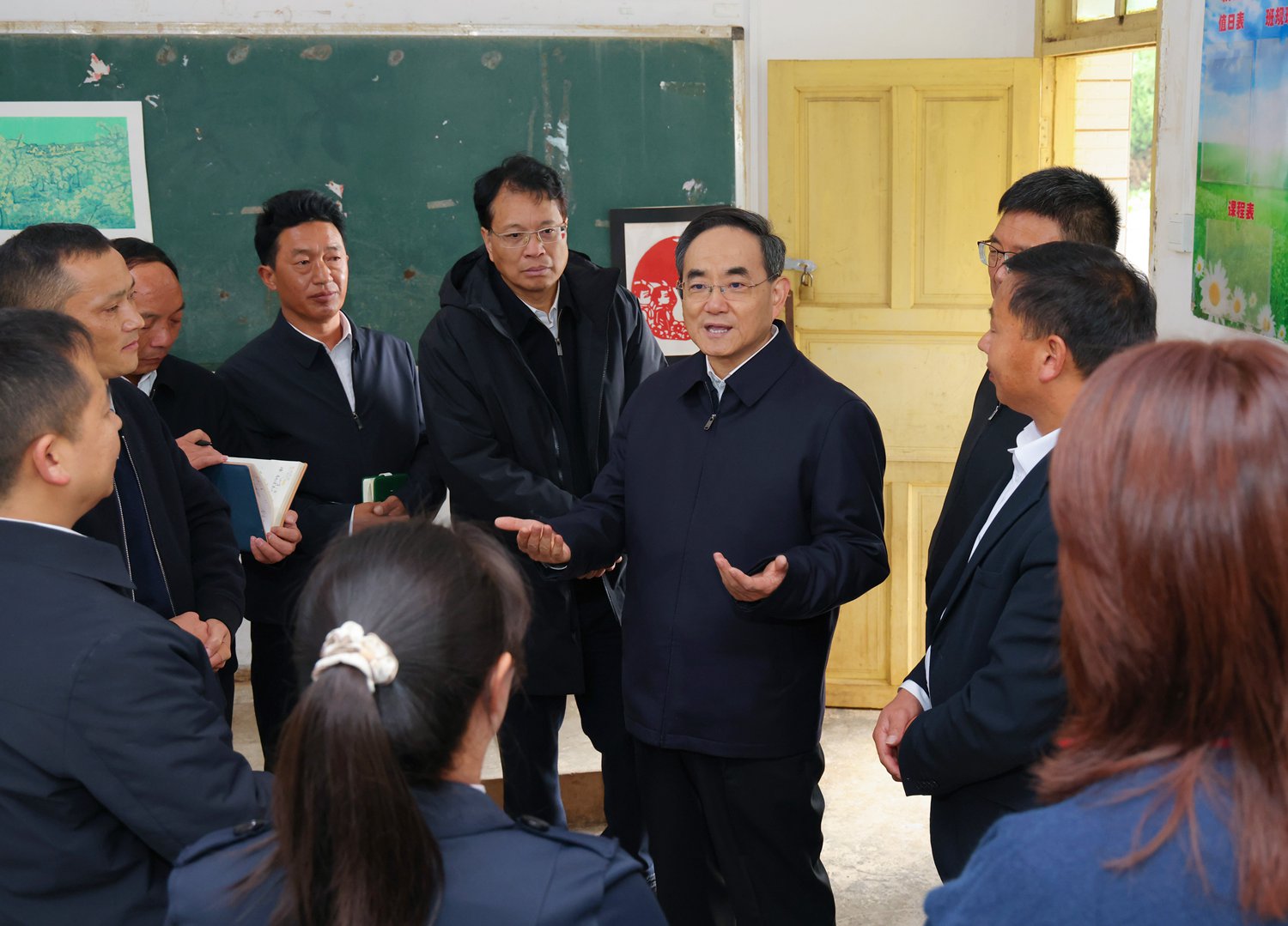 (审定)DPCL4546-1-----2025年10月27日至28日,省委书记徐麟深入毕节市七星关区、威宁自治县调研。图为徐麟在威宁自治县在么站镇平原村新街小学与老师亲切交流,了解教育教学等情况。贵州日报天眼新闻记者 杜朋城 摄影.jpg