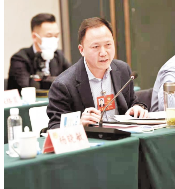 张宏毅委员： 依靠法治硬措施 提升营商软实力