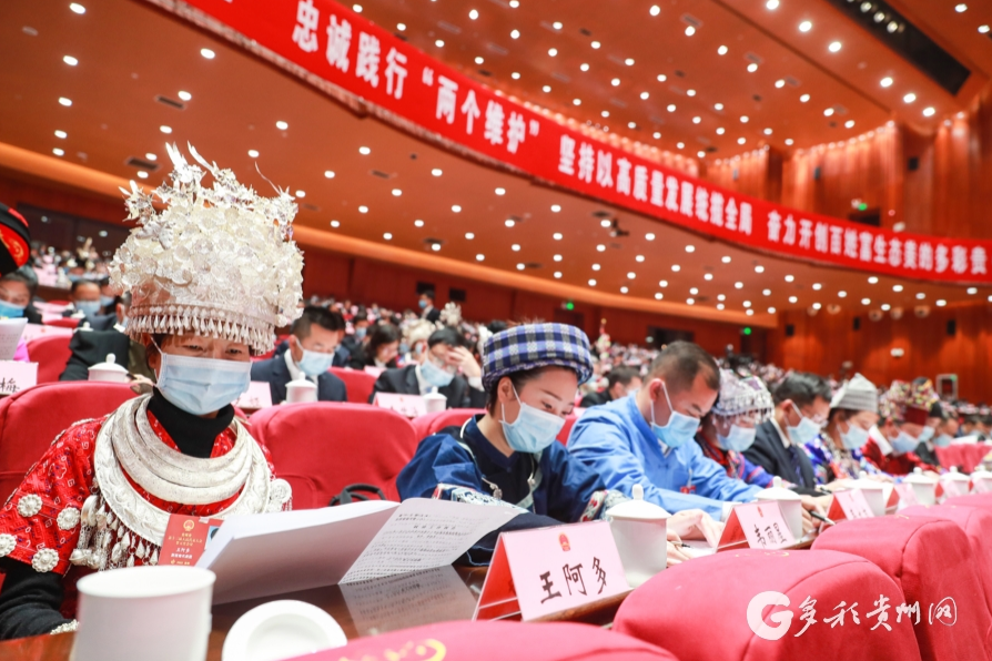 少数民族代表盛装出席人大开幕会