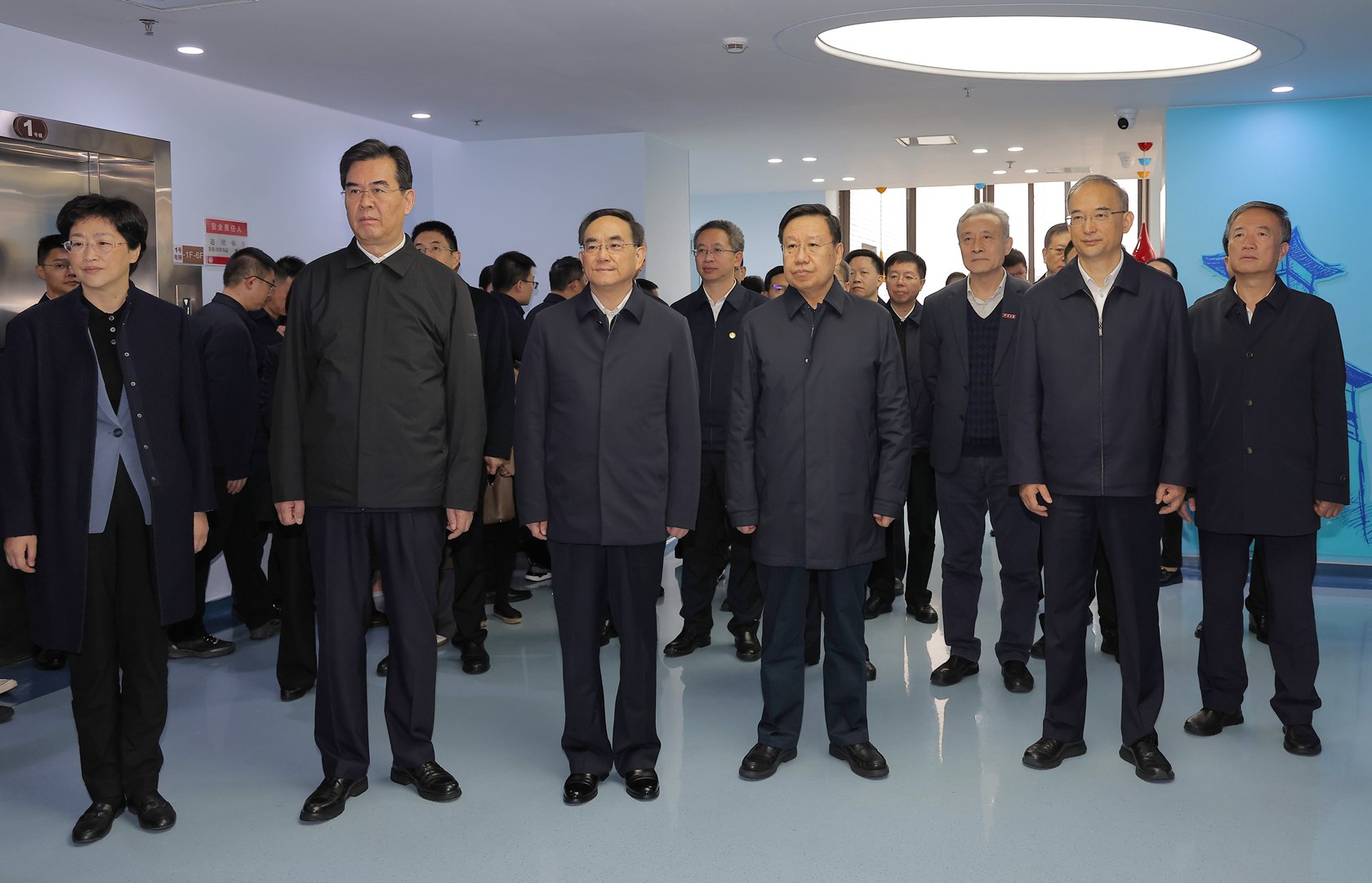 (审定)DPCL3148-1 - ----2023年11月22日至23日,贵州省党政代表团赴四川省学习考察。图为贵州省党政代表团在四川大学华西医院学习考察。贵州日报天眼新闻记者 杜朋城 摄影.jpg