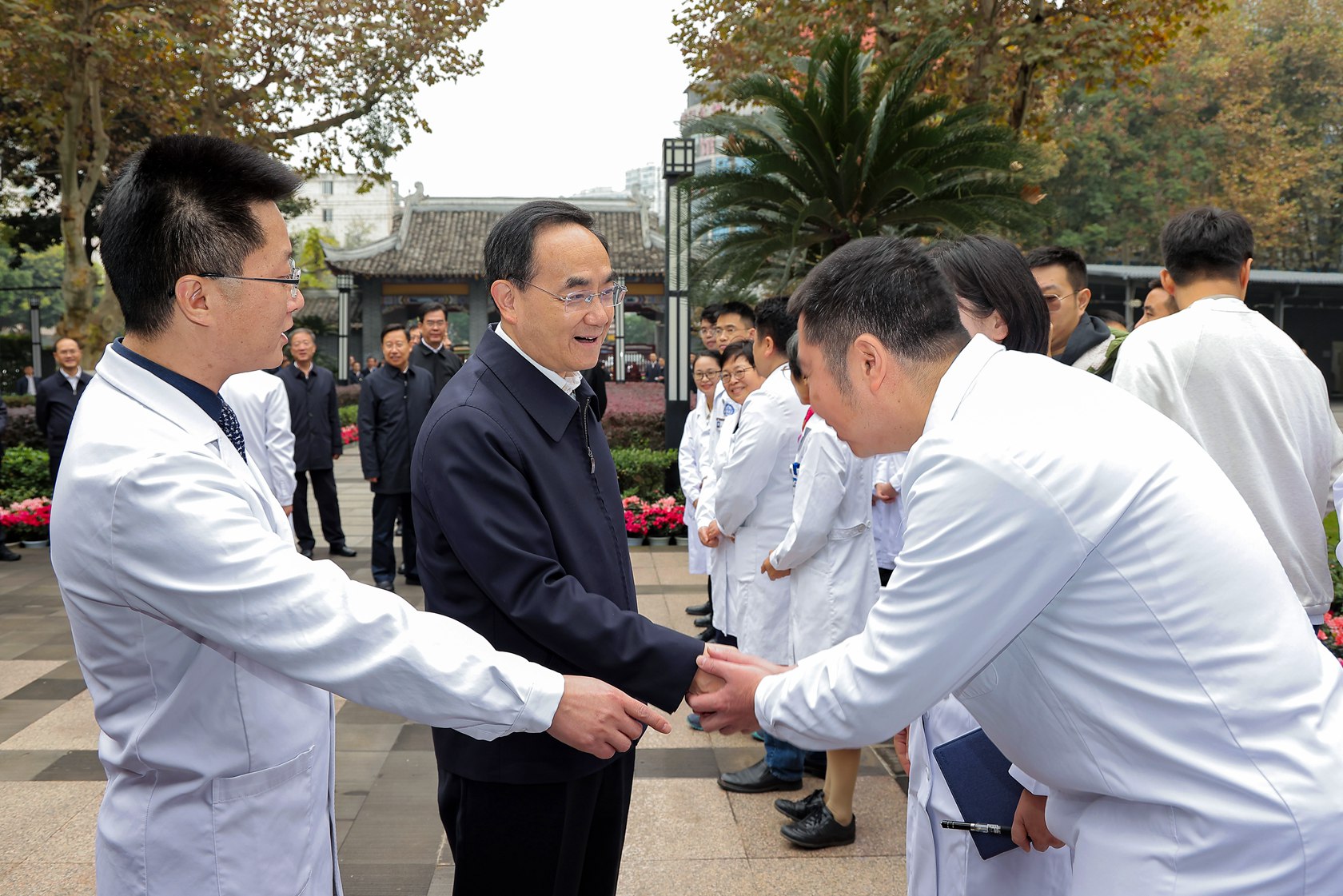 (审定)DPCL3276-1 - ----2023年11月22日至23日,贵州省党政代表团赴四川省学习考察。图为贵州省党政代表团一行在四川大学华西医院与贵州在华西医院进修医务人员和华西医院援助贵州大方医护人员交流。报天眼新闻记者 杜朋城 摄影.jpg